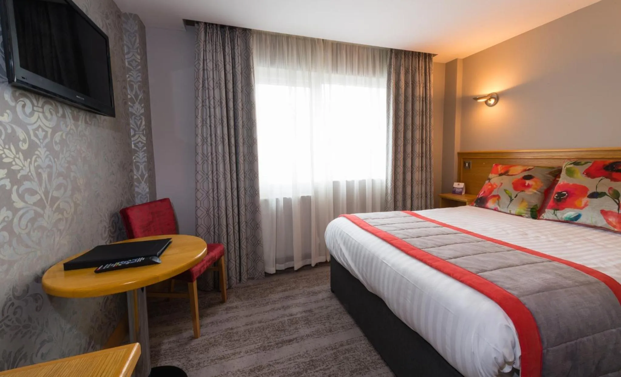 Bed in The Valley Hotel & Carriage Gardens