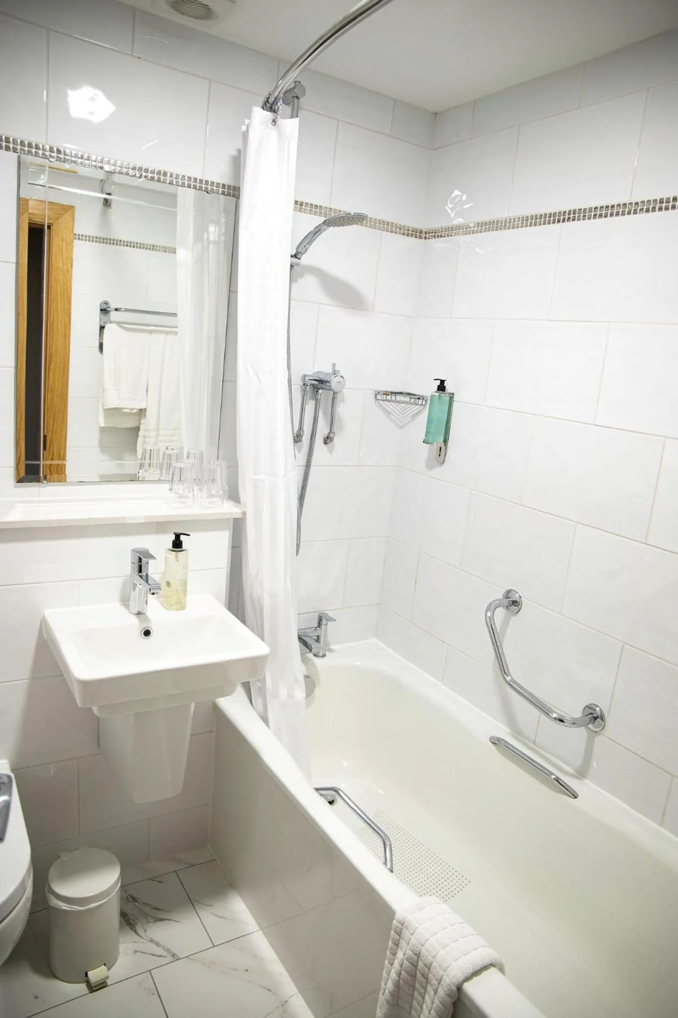 Shower in The Valley Hotel & Carriage Gardens