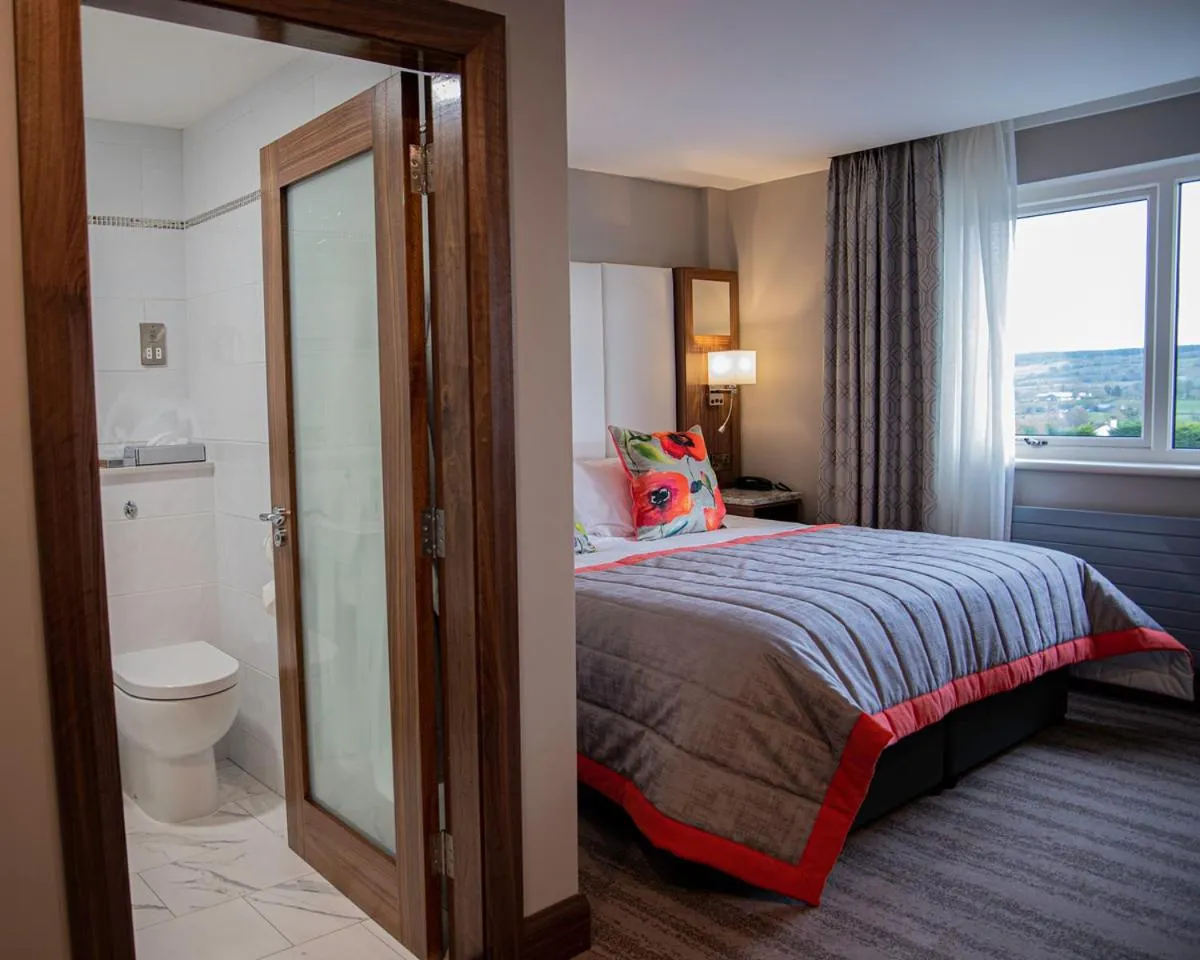Shower, Bed in The Valley Hotel & Carriage Gardens