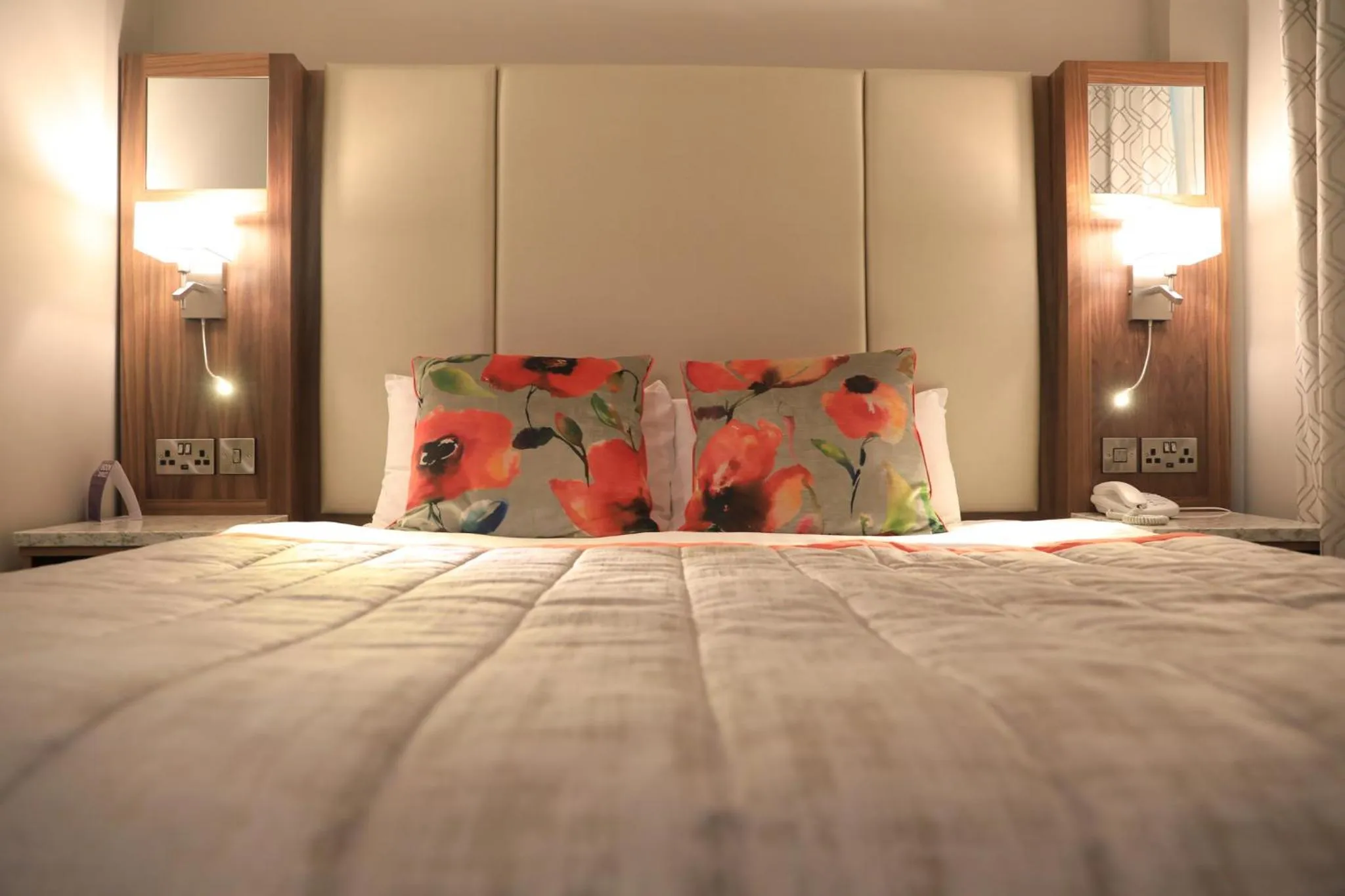 Bed in The Valley Hotel & Carriage Gardens