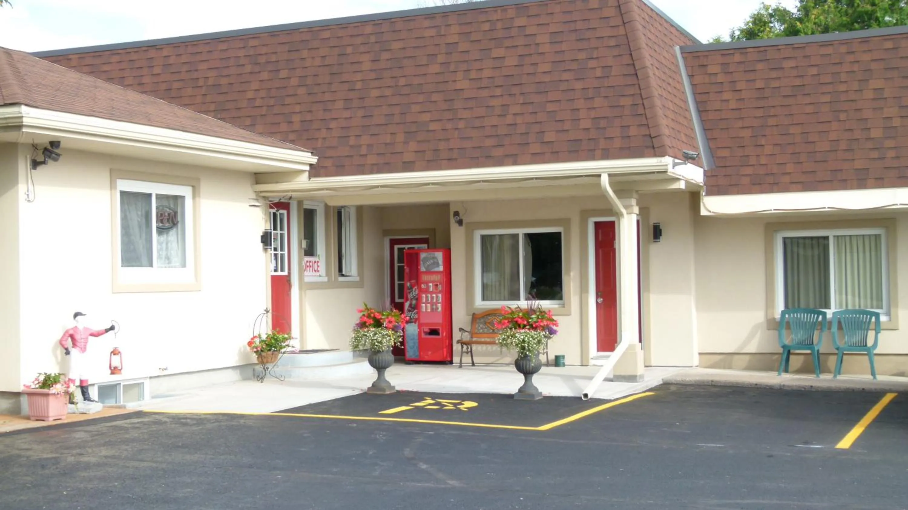 Facade/entrance in Country Squire Motel