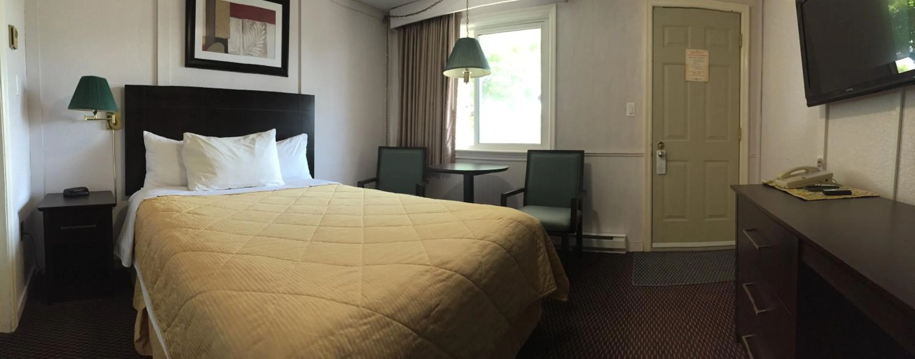 Photo of the whole room, Bed in Country Squire Motel