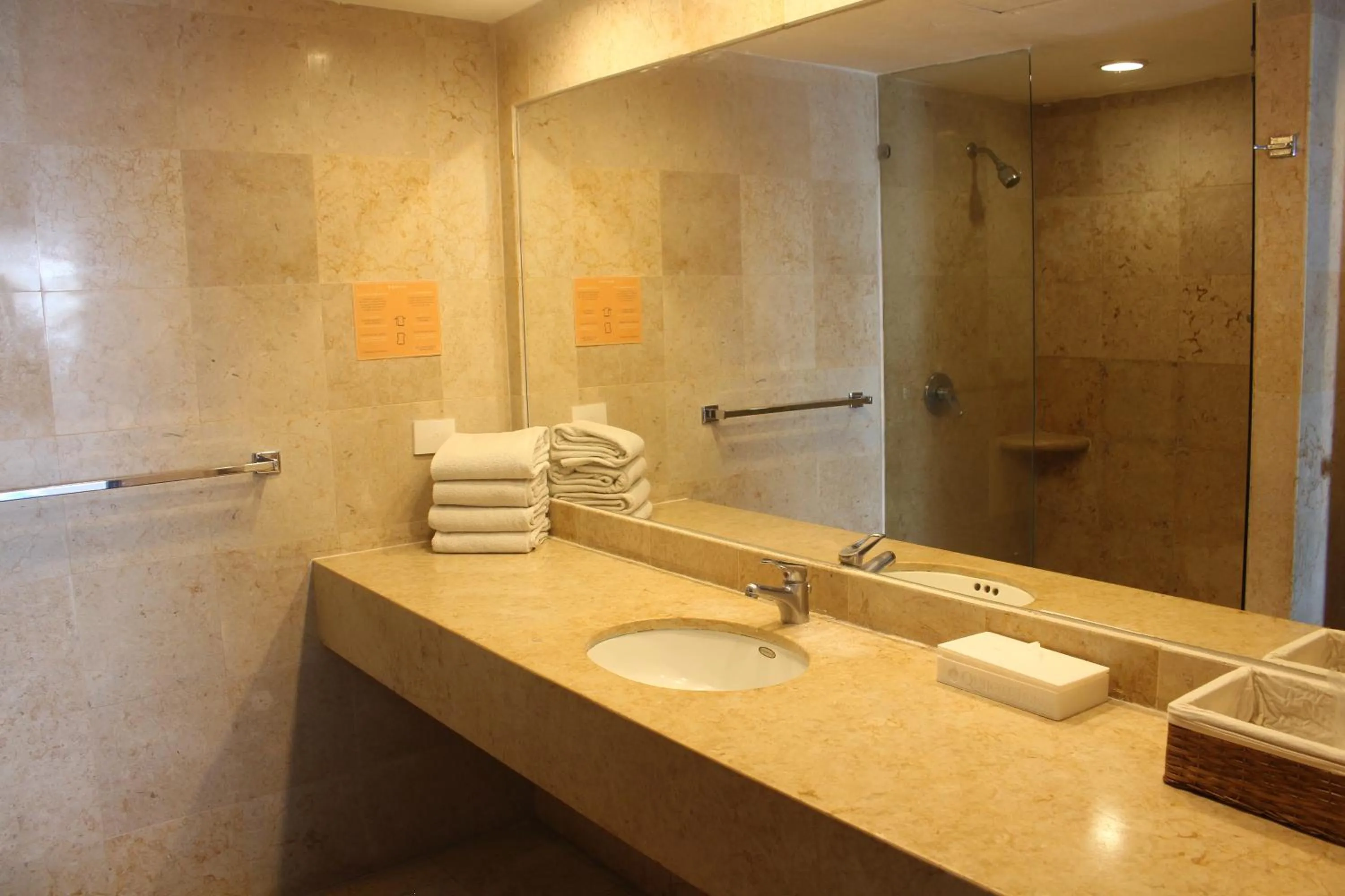 Bathroom in Hotel Quijote Inn