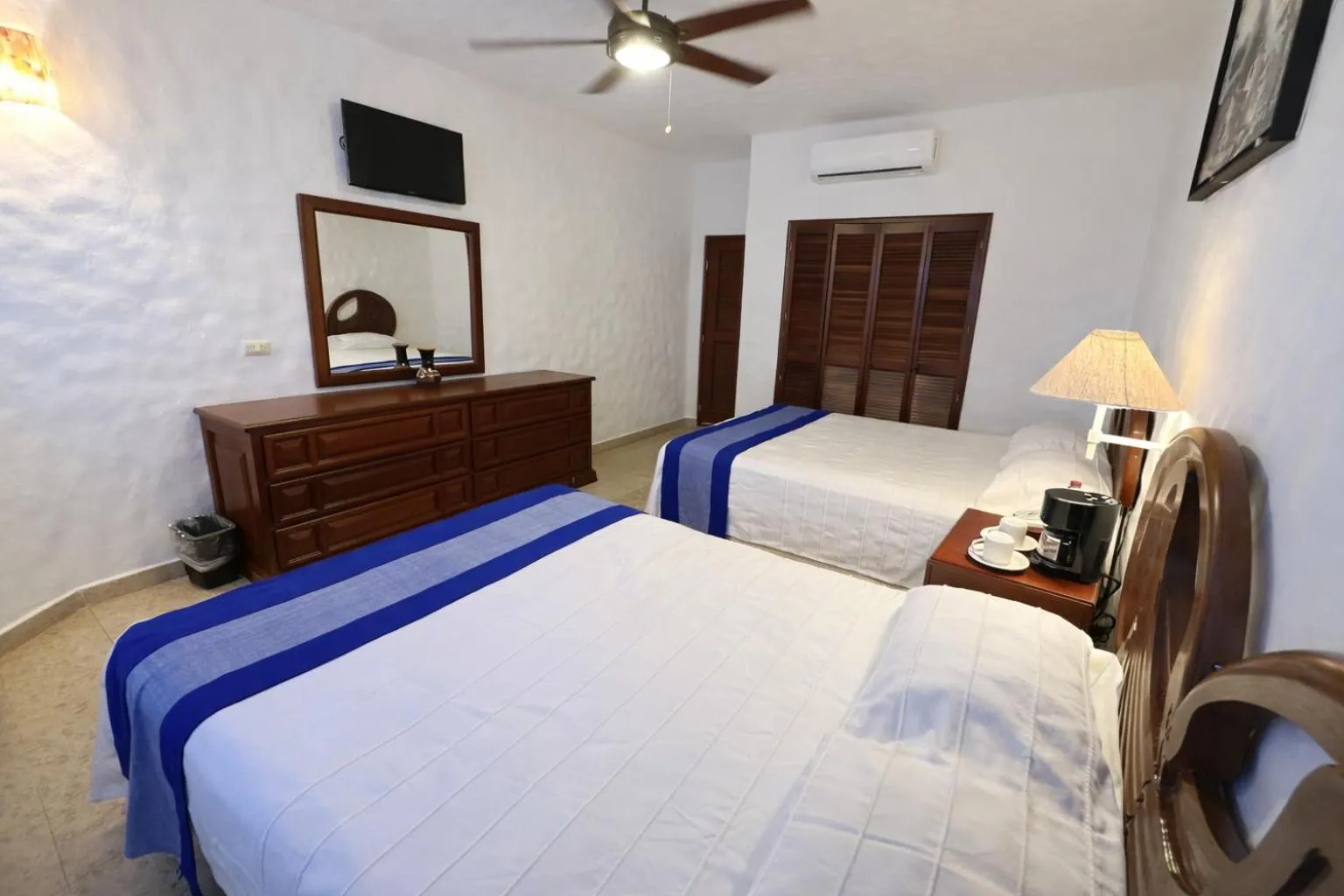 Bed in Hotel Quijote Inn