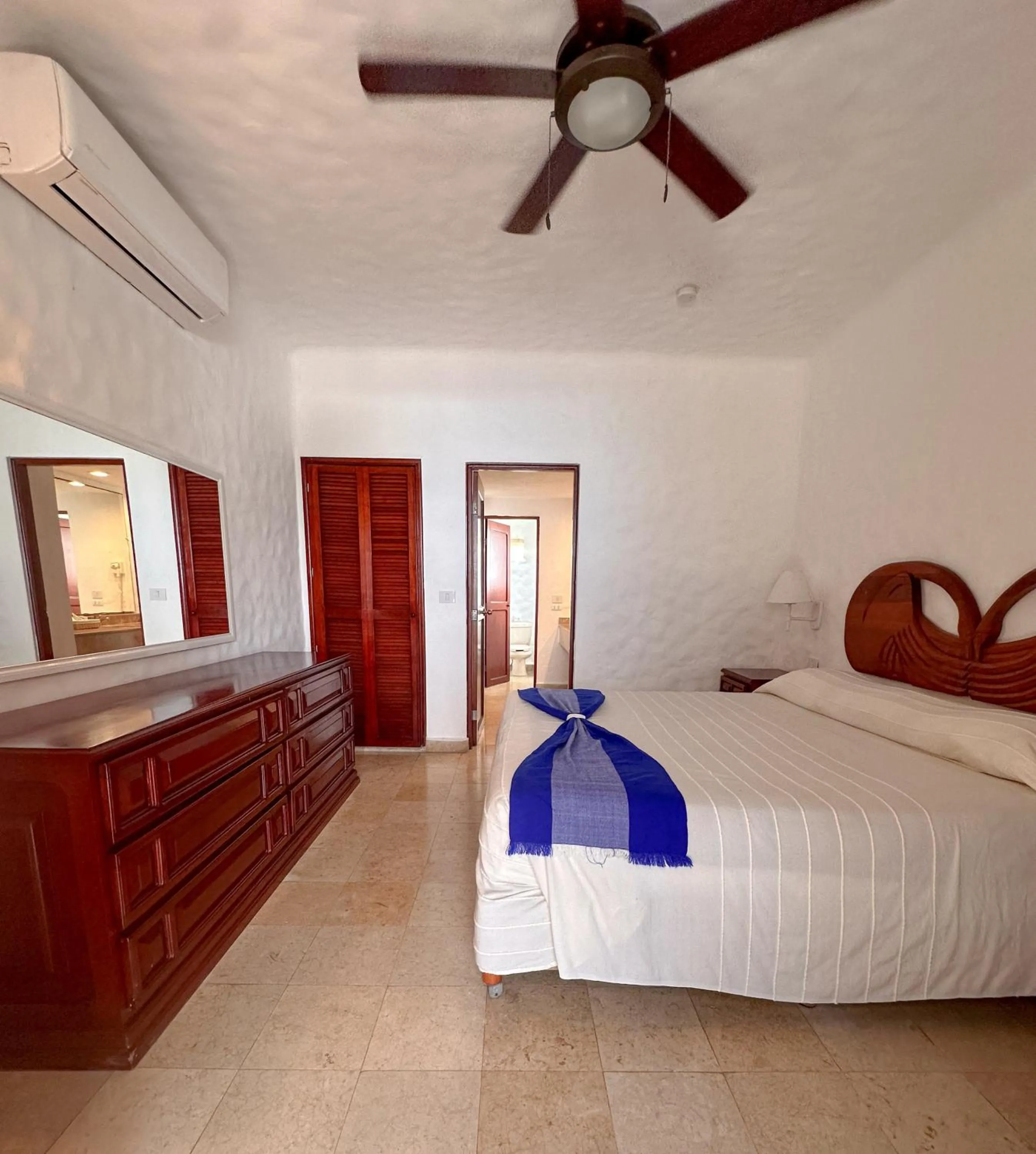 Bed in Hotel Quijote Inn