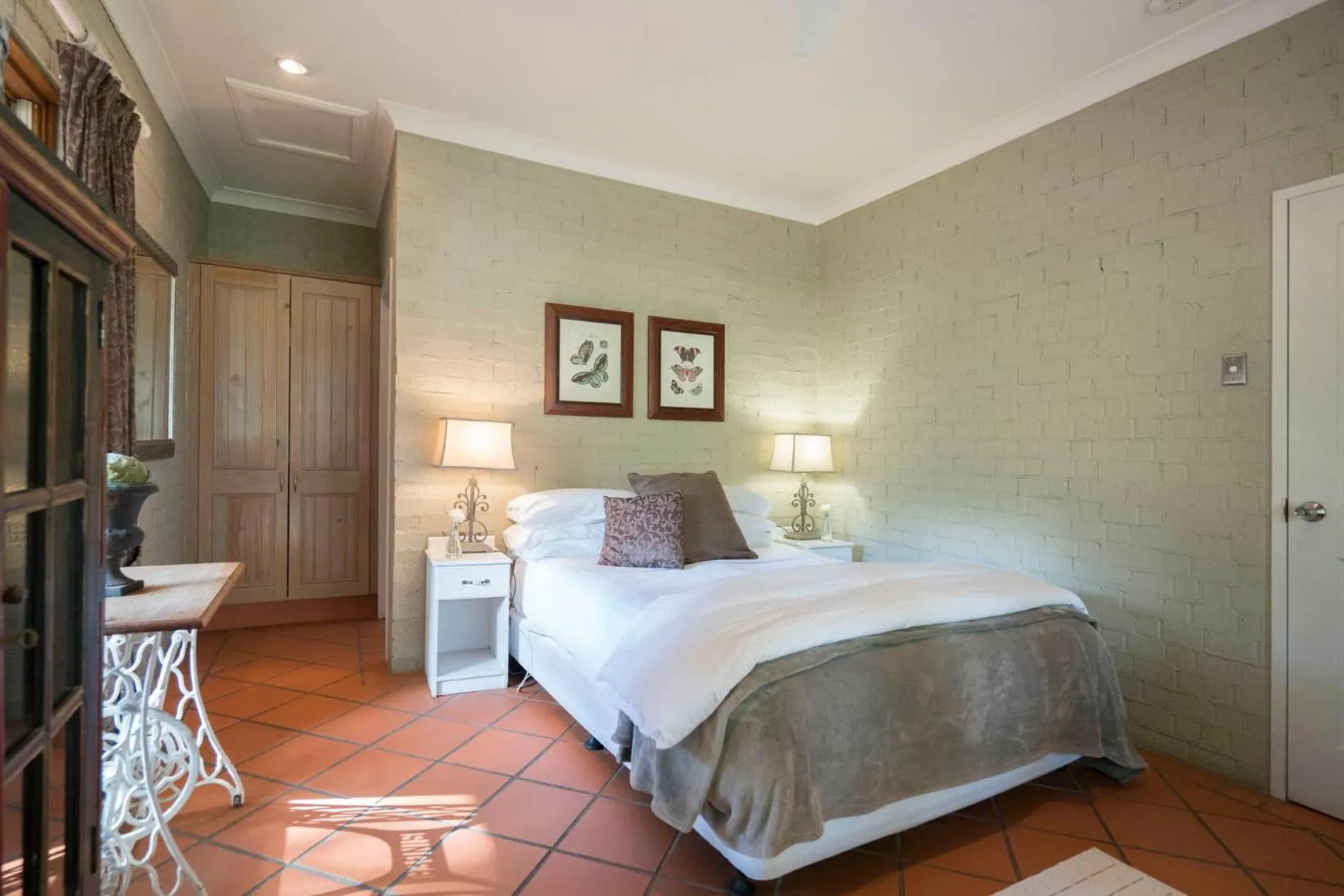 Bed in Thistle Hill Guesthouse - walk to many wineries and restaurants