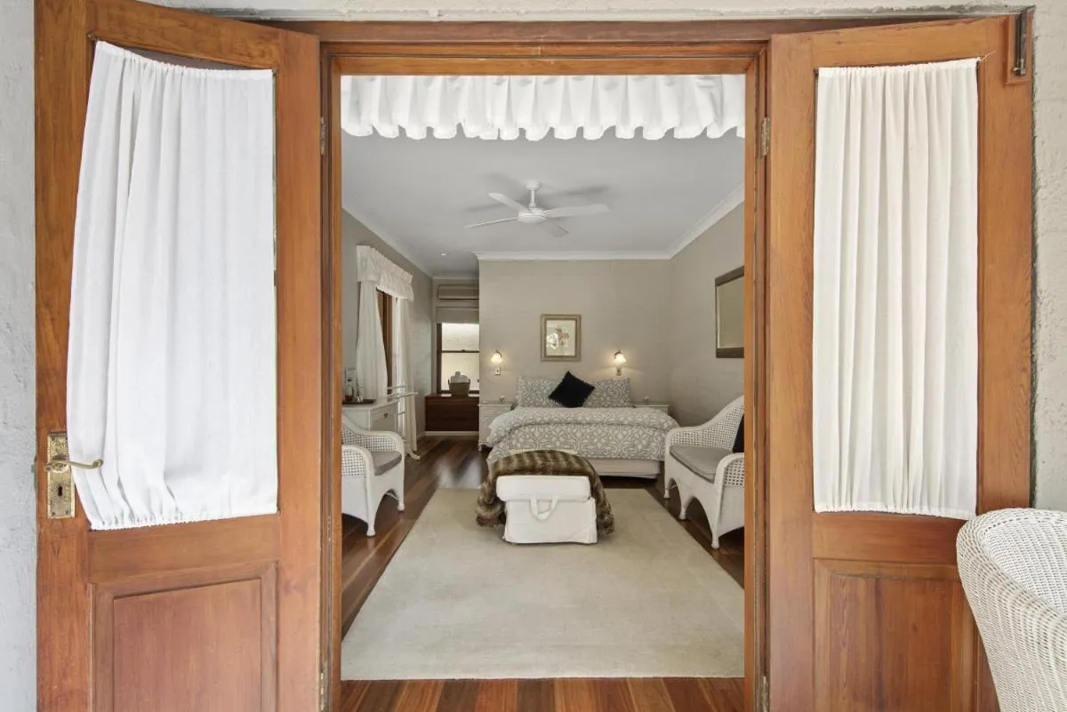 Bed in Thistle Hill Guesthouse - walk to many wineries and restaurants