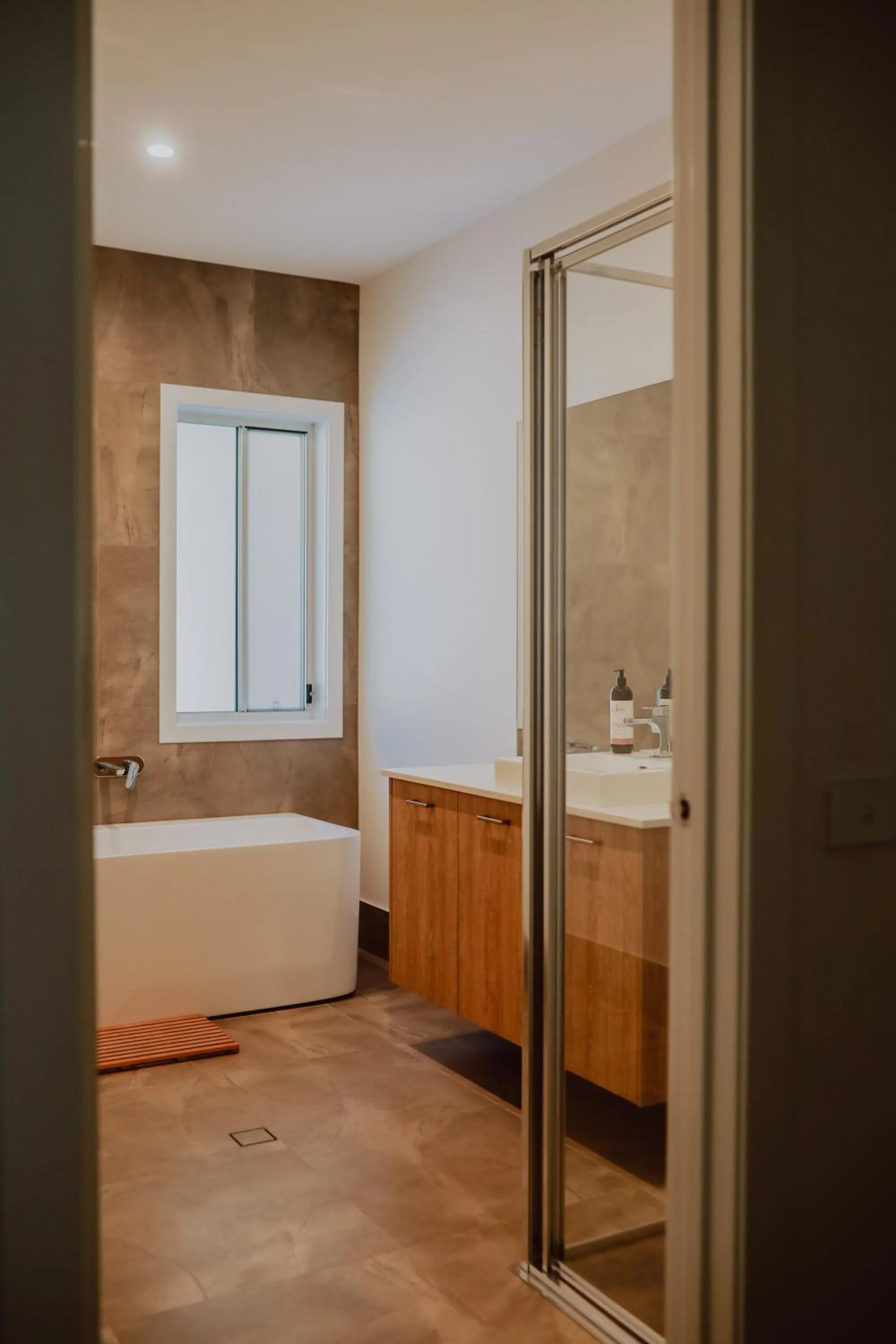 Bathroom in Thistle Hill Guesthouse - walk to many wineries and restaurants