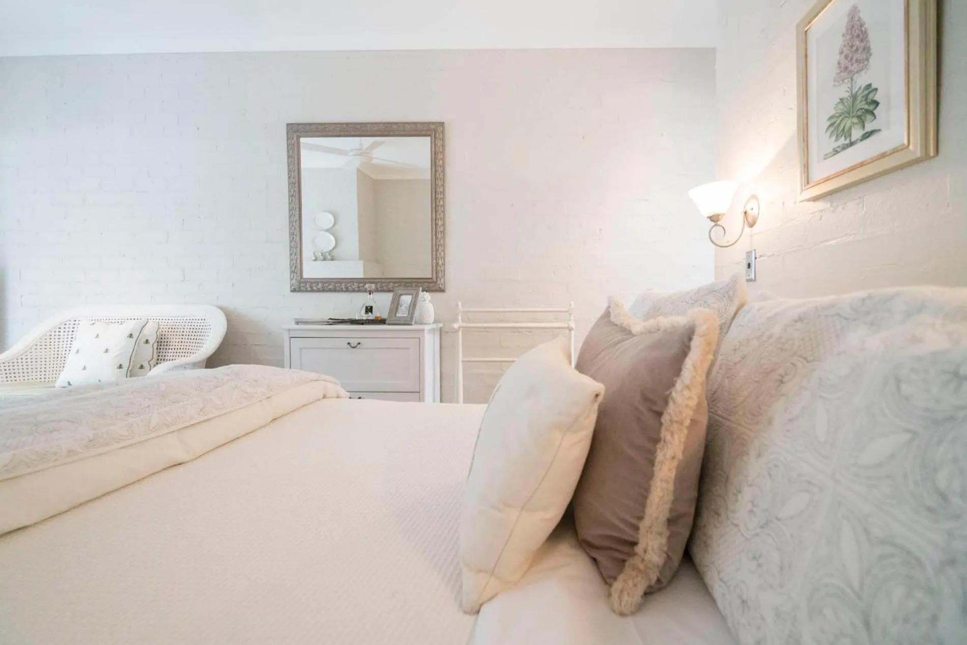 Bed in Thistle Hill Guesthouse - walk to many wineries and restaurants