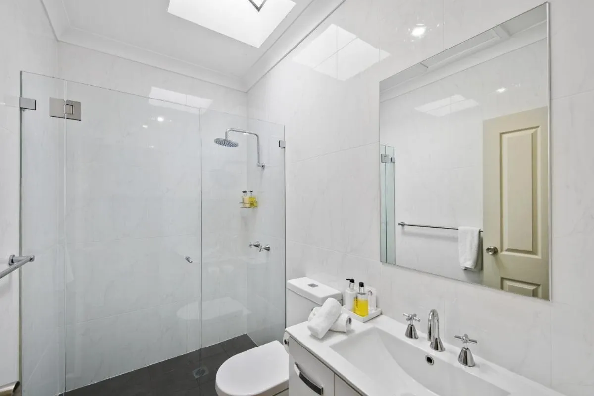 Bathroom in Thistle Hill Guesthouse - walk to many wineries and restaurants