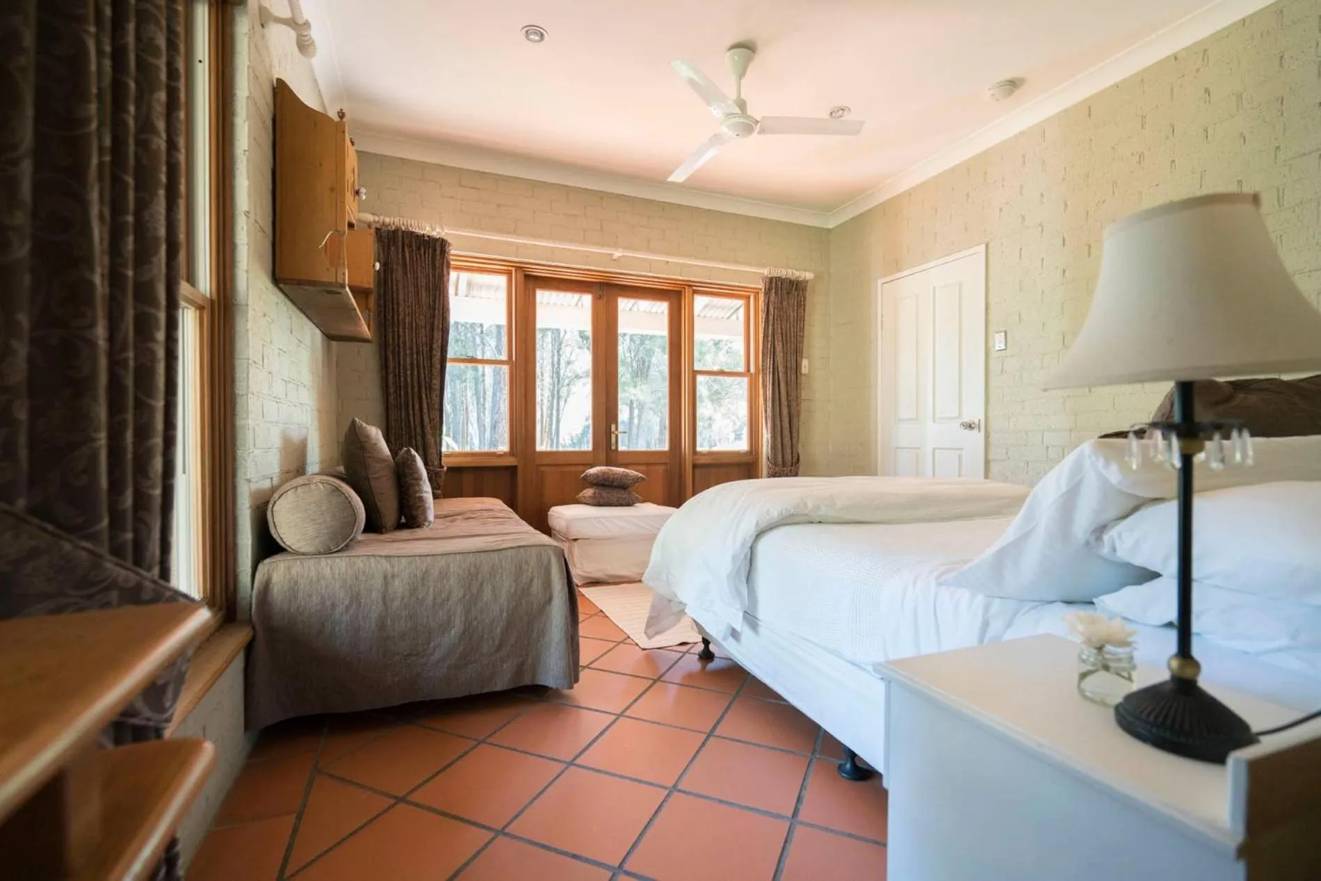 Bed in Thistle Hill Guesthouse - walk to many wineries and restaurants