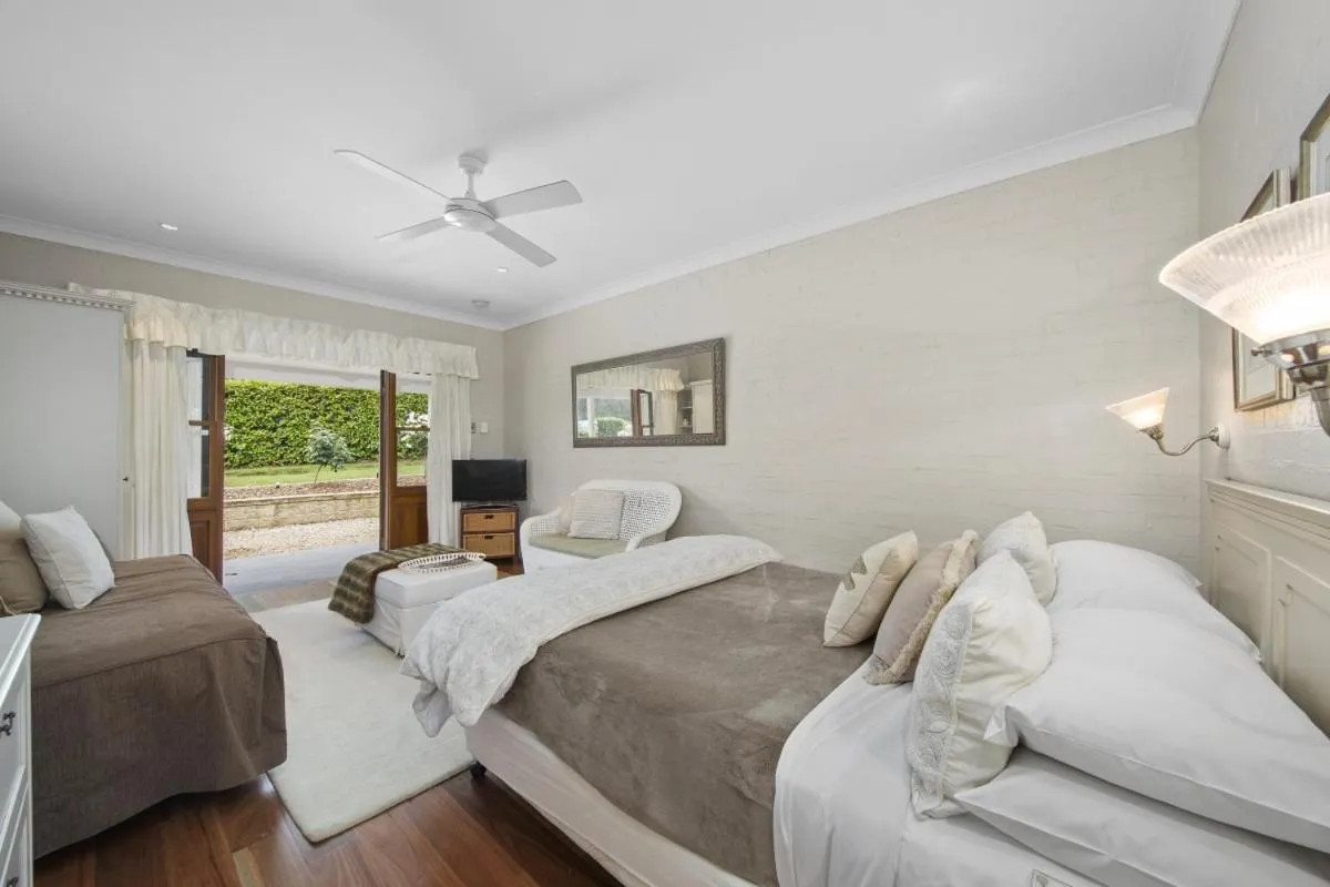 Bed in Thistle Hill Guesthouse - walk to many wineries and restaurants