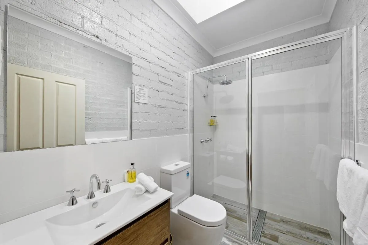 Thistle Hill Guesthouse - walk to many wineries and restaurants