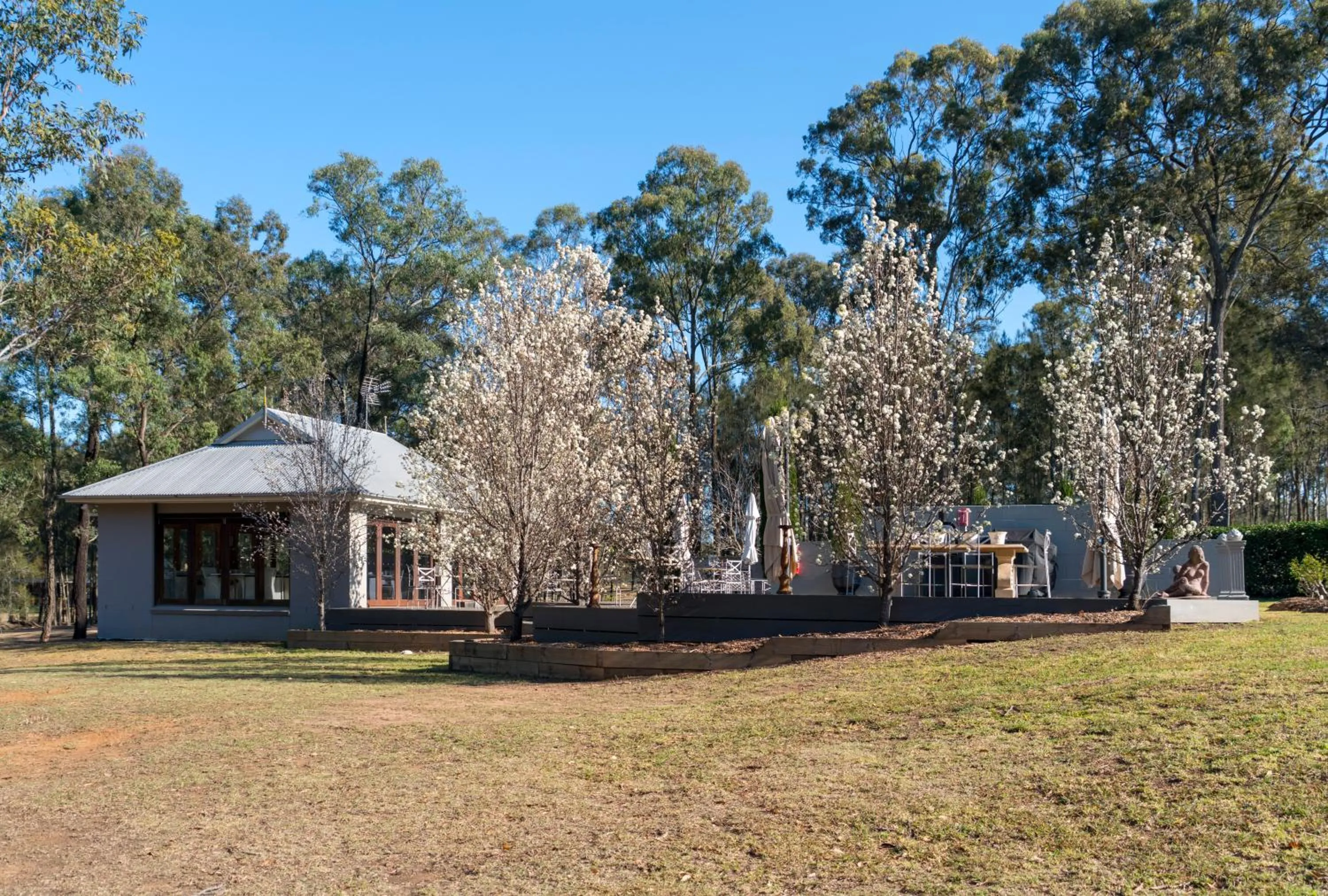 Day in Thistle Hill Guesthouse - walk to many wineries and restaurants