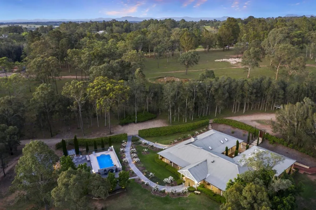 Property building in Thistle Hill Guesthouse - walk to many wineries and restaurants