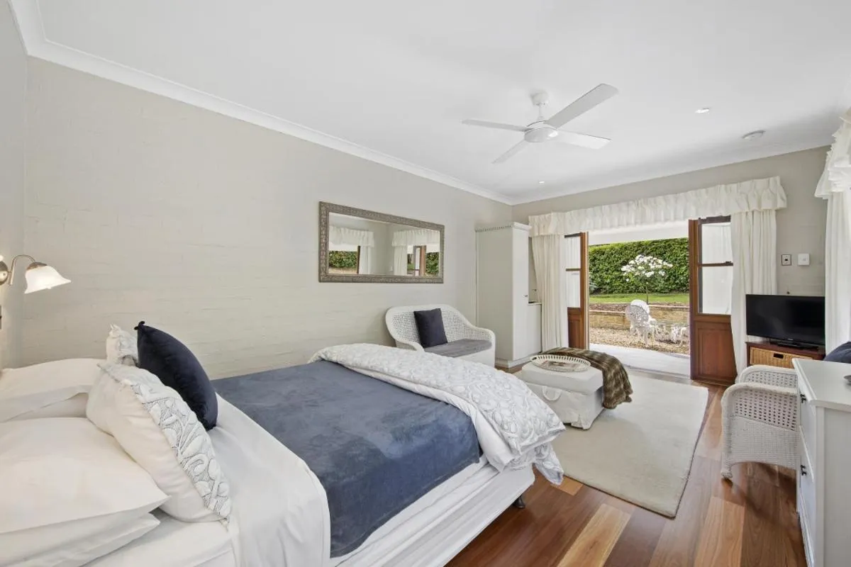 Bed in Thistle Hill Guesthouse - walk to many wineries and restaurants