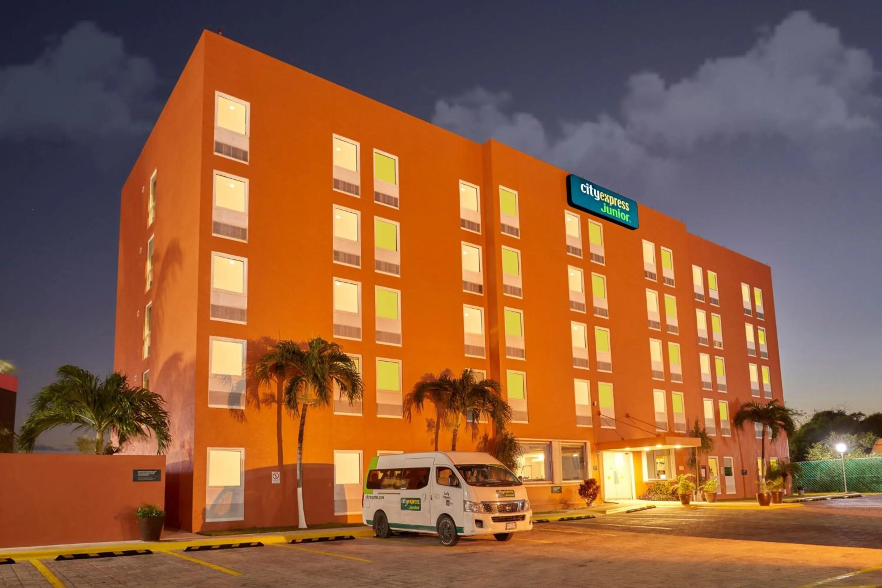 Property building in City Express Junior by Marriott Cancun