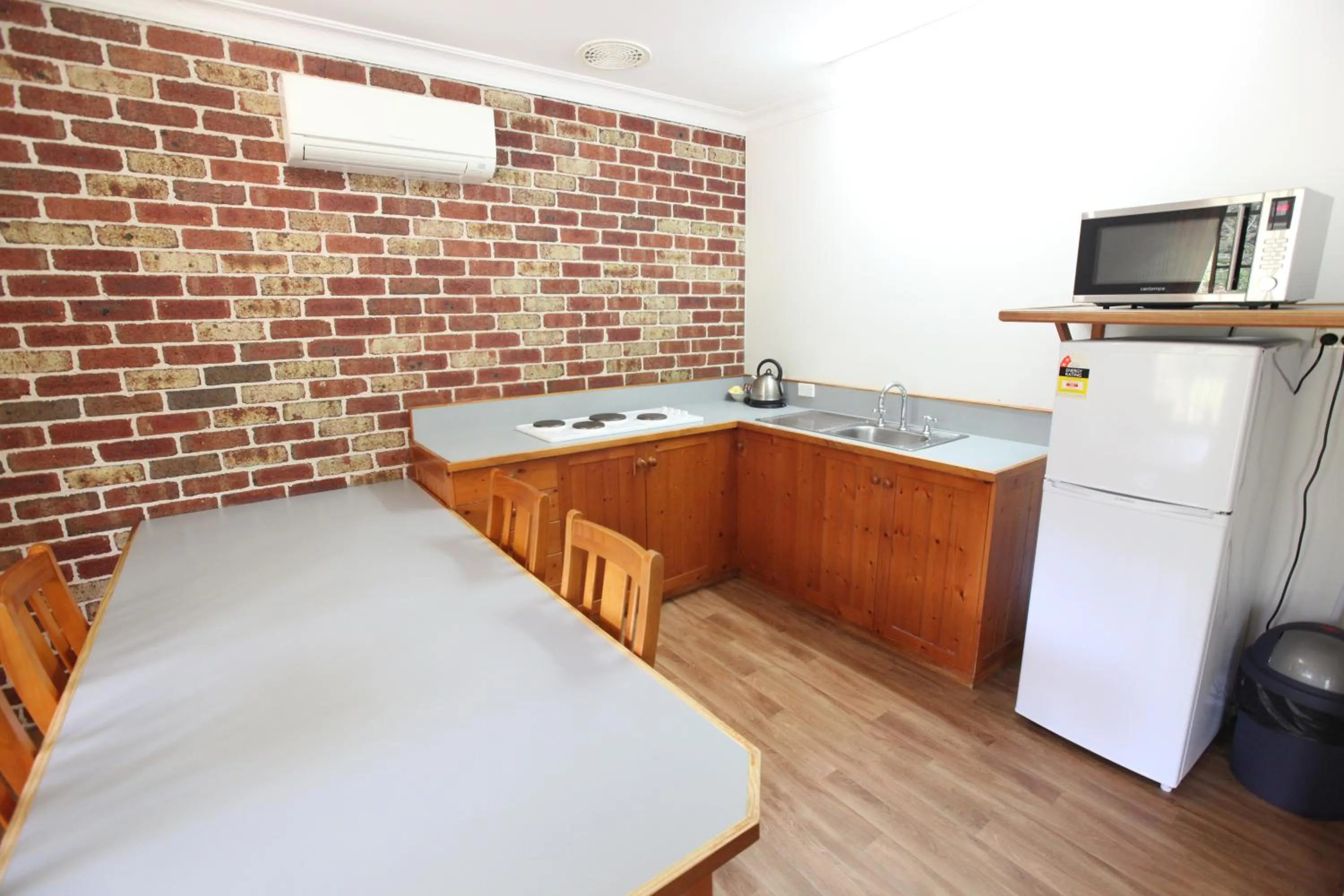 Dining area in Federation Gardens & Possums Hideaway