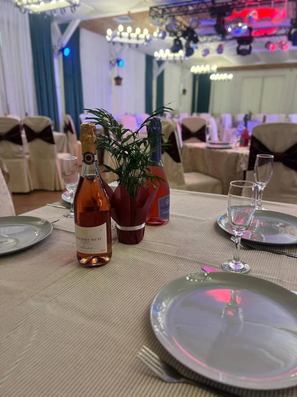 Restaurant/places to eat in VVP Club Hotel