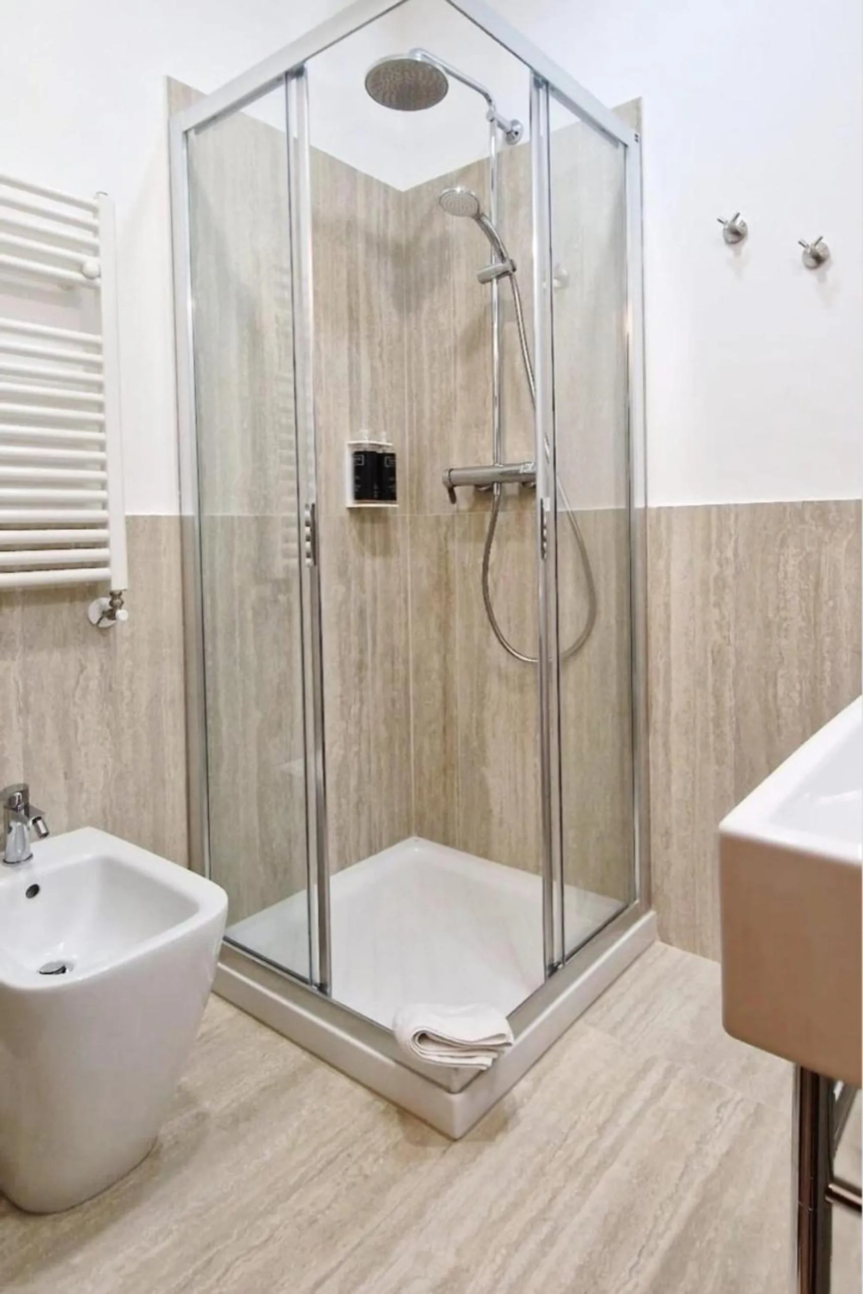 Shower in Affittacamere Boncompagni Suite