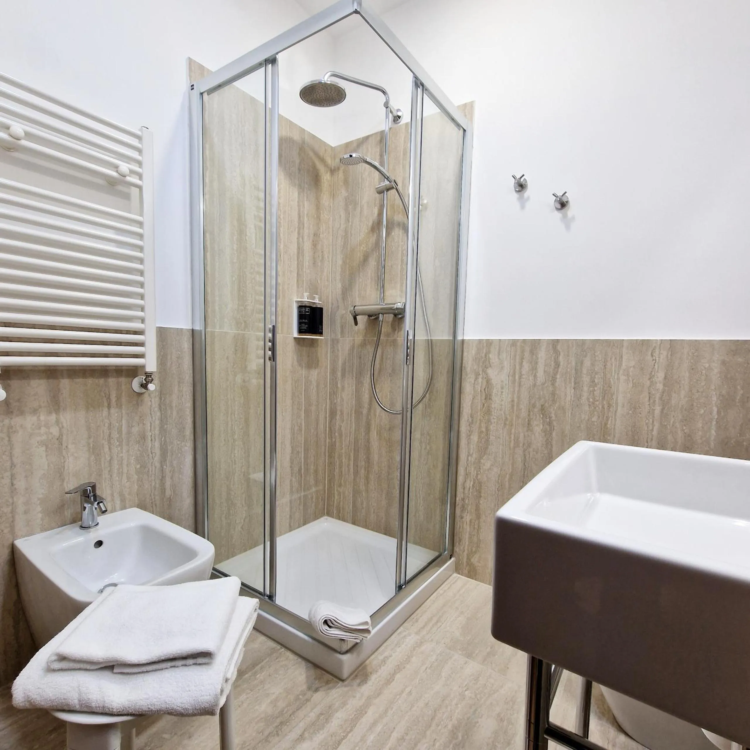 Shower in Affittacamere Boncompagni Suite