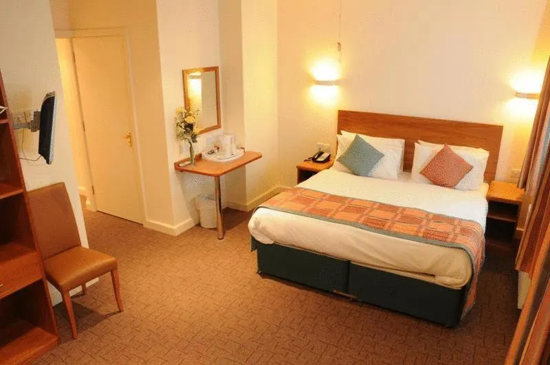 Photo of the whole room, Bed in Sefton Express Hotel