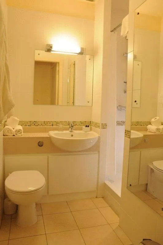 Bathroom in Sefton Express Hotel