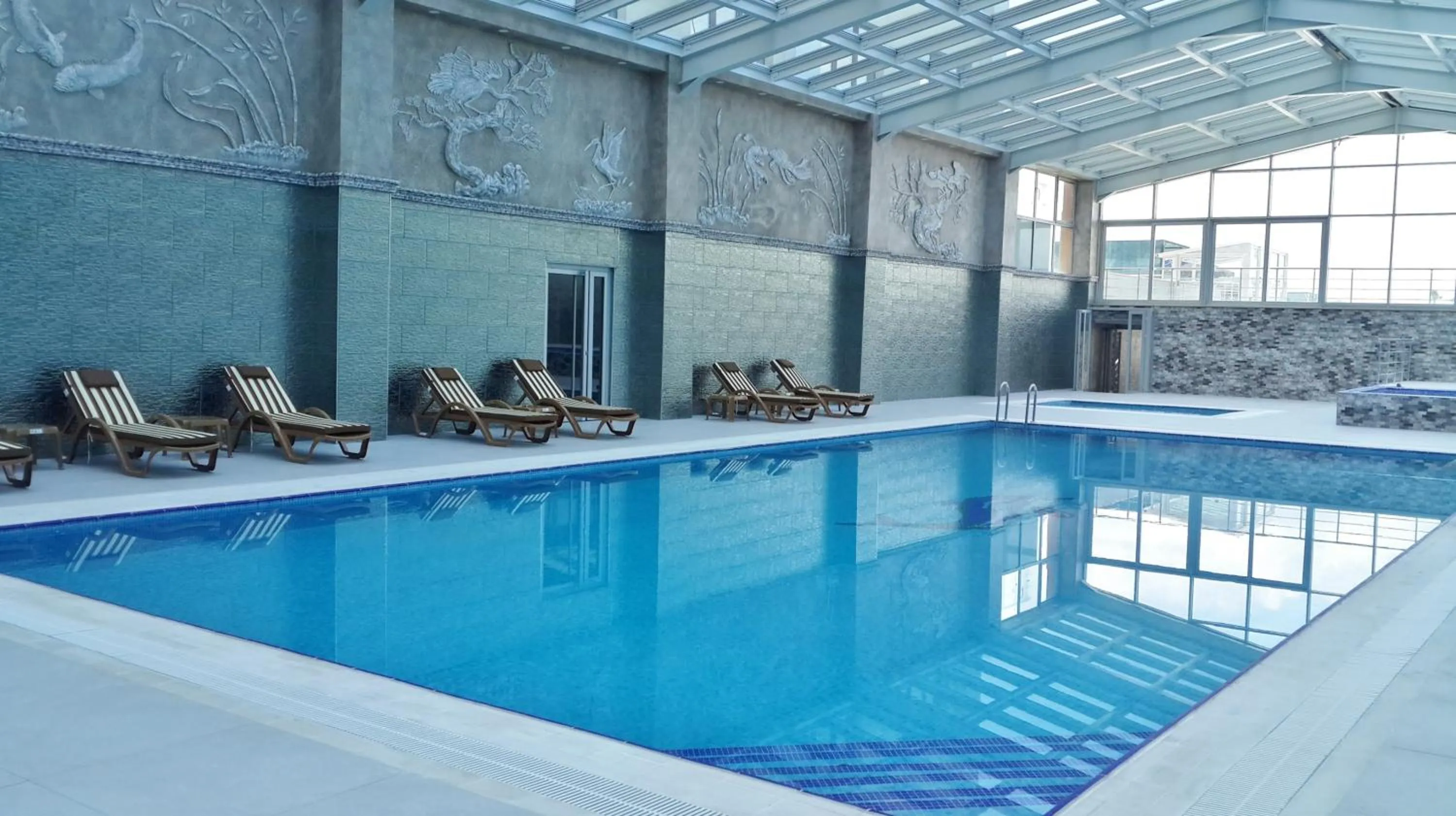 Swimming pool in Eser Diamond Hotel Spa & Convention Center İstanbul
