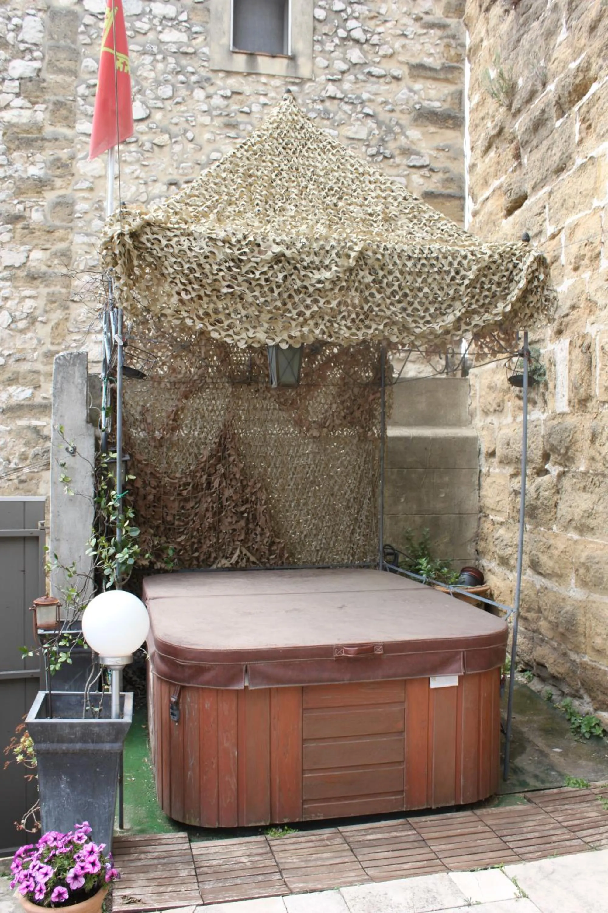 Hot Tub in Château de Vedène
