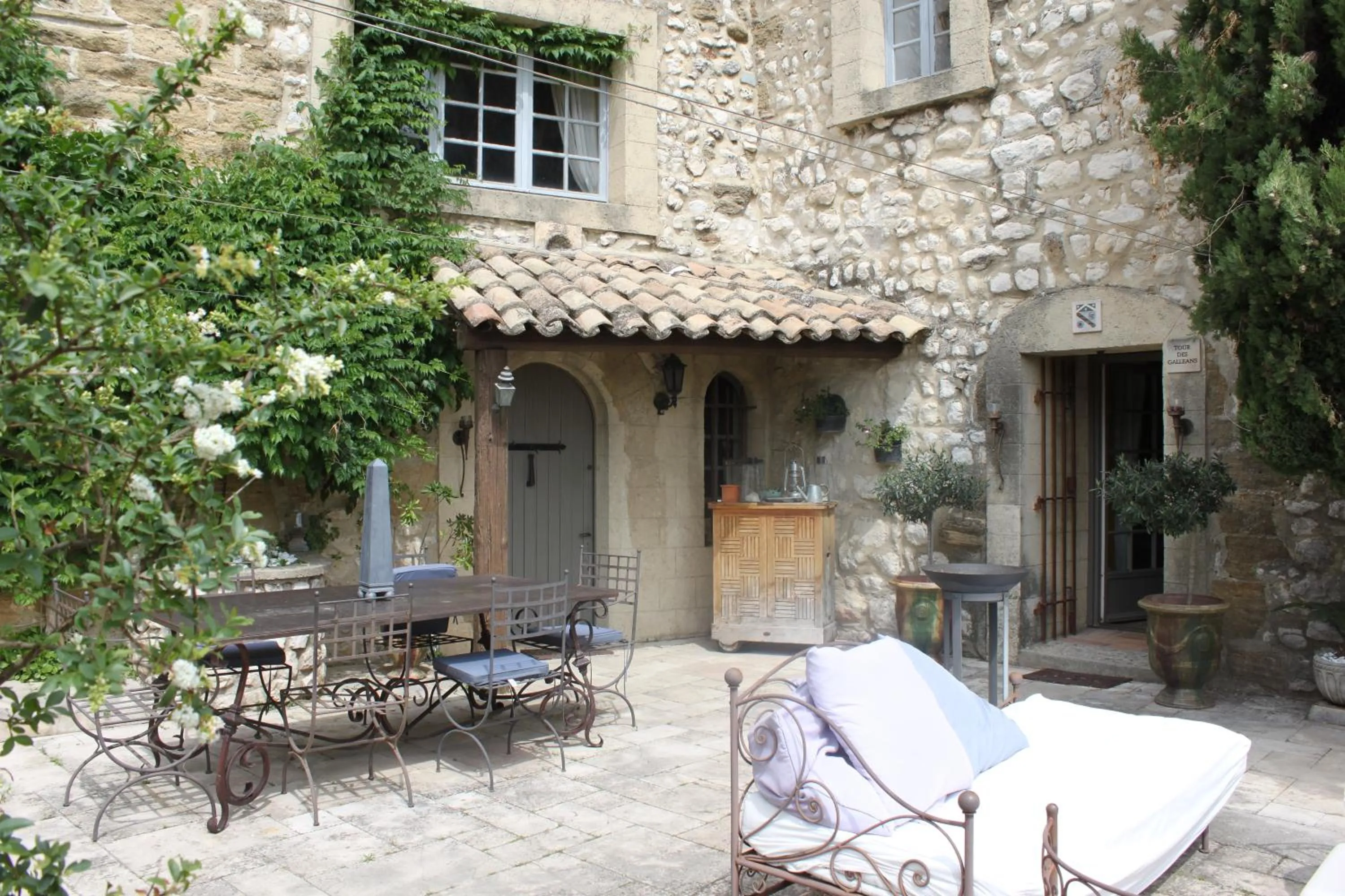 Property building in Château de Vedène