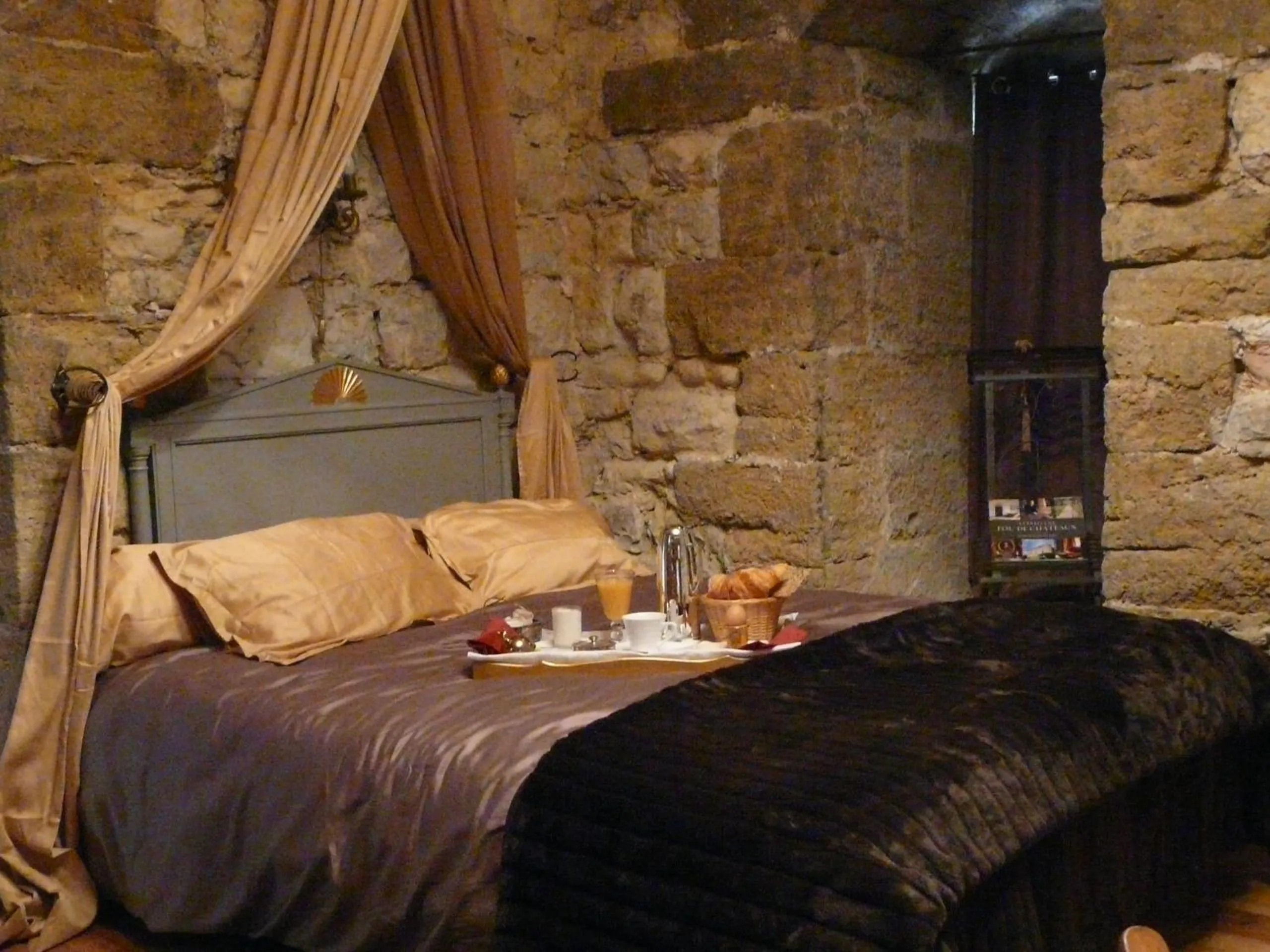 Photo of the whole room, Bed in Château de Vedène