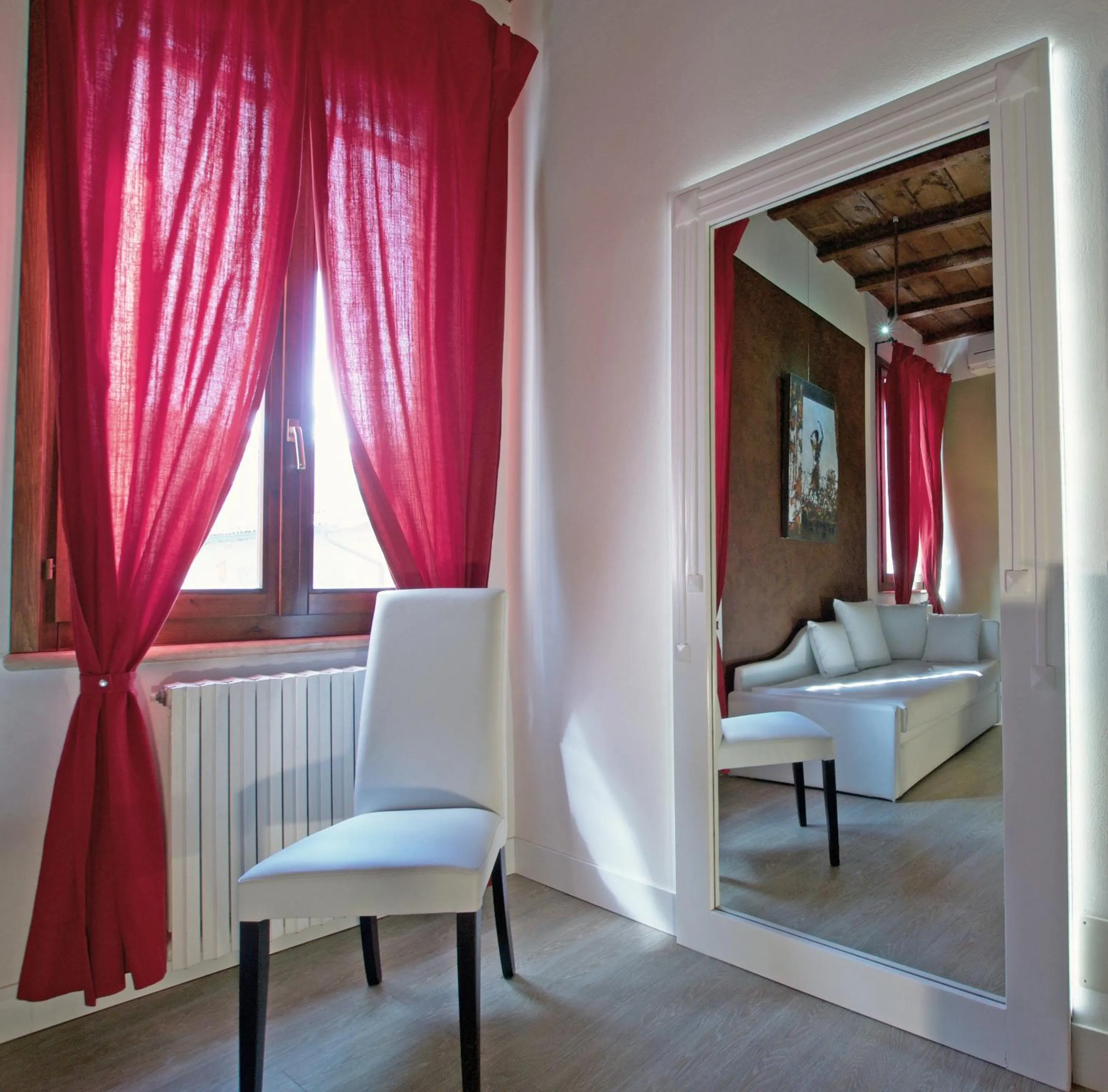 Photo of the whole room in Alkimia Smart Rooms