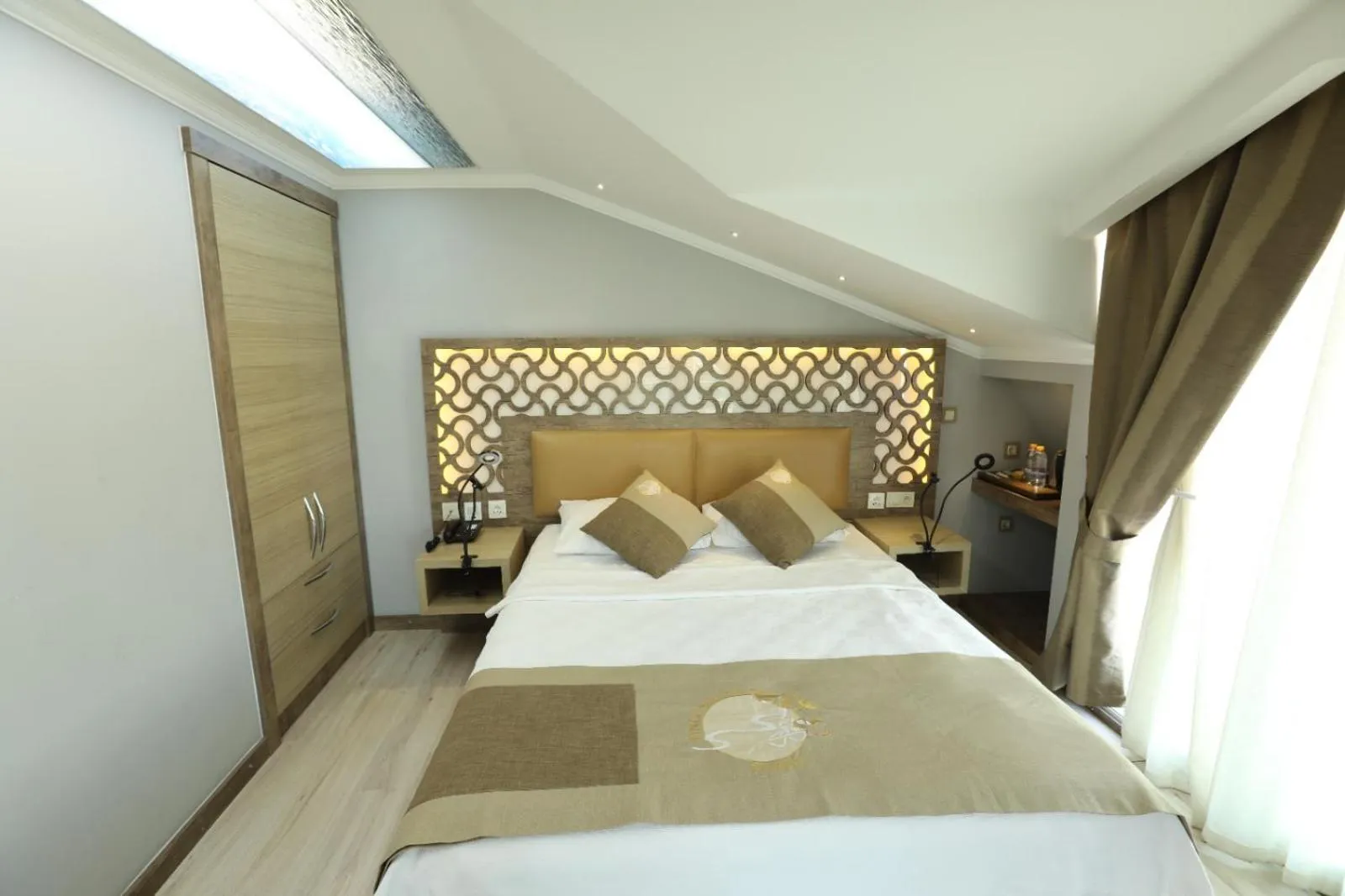 Bed in Unluselek Hotel