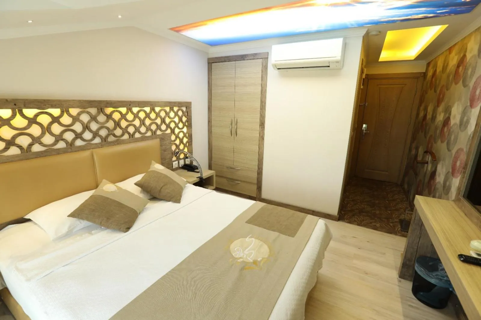 Bed in Unluselek Hotel