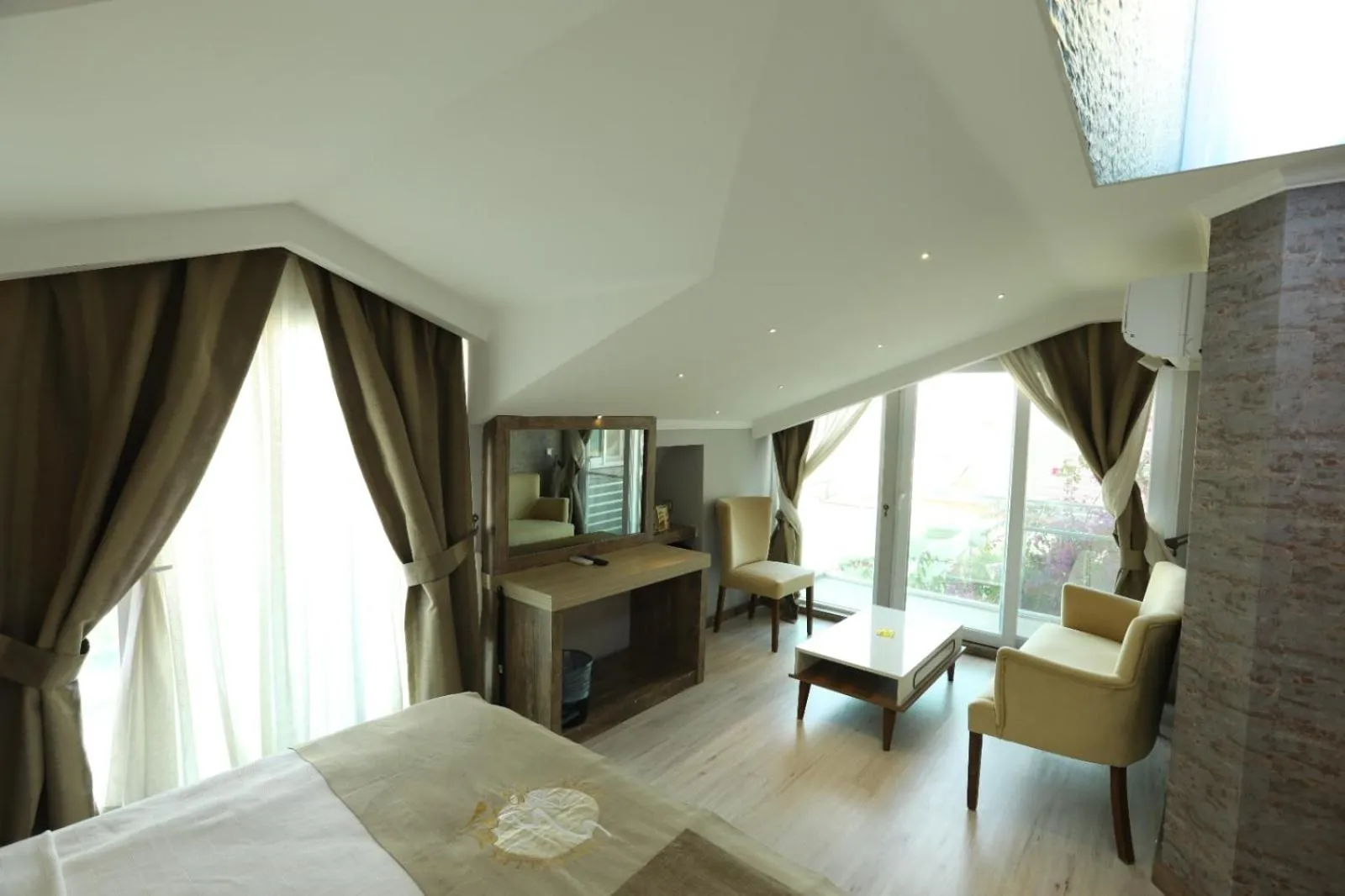 Bed in Unluselek Hotel