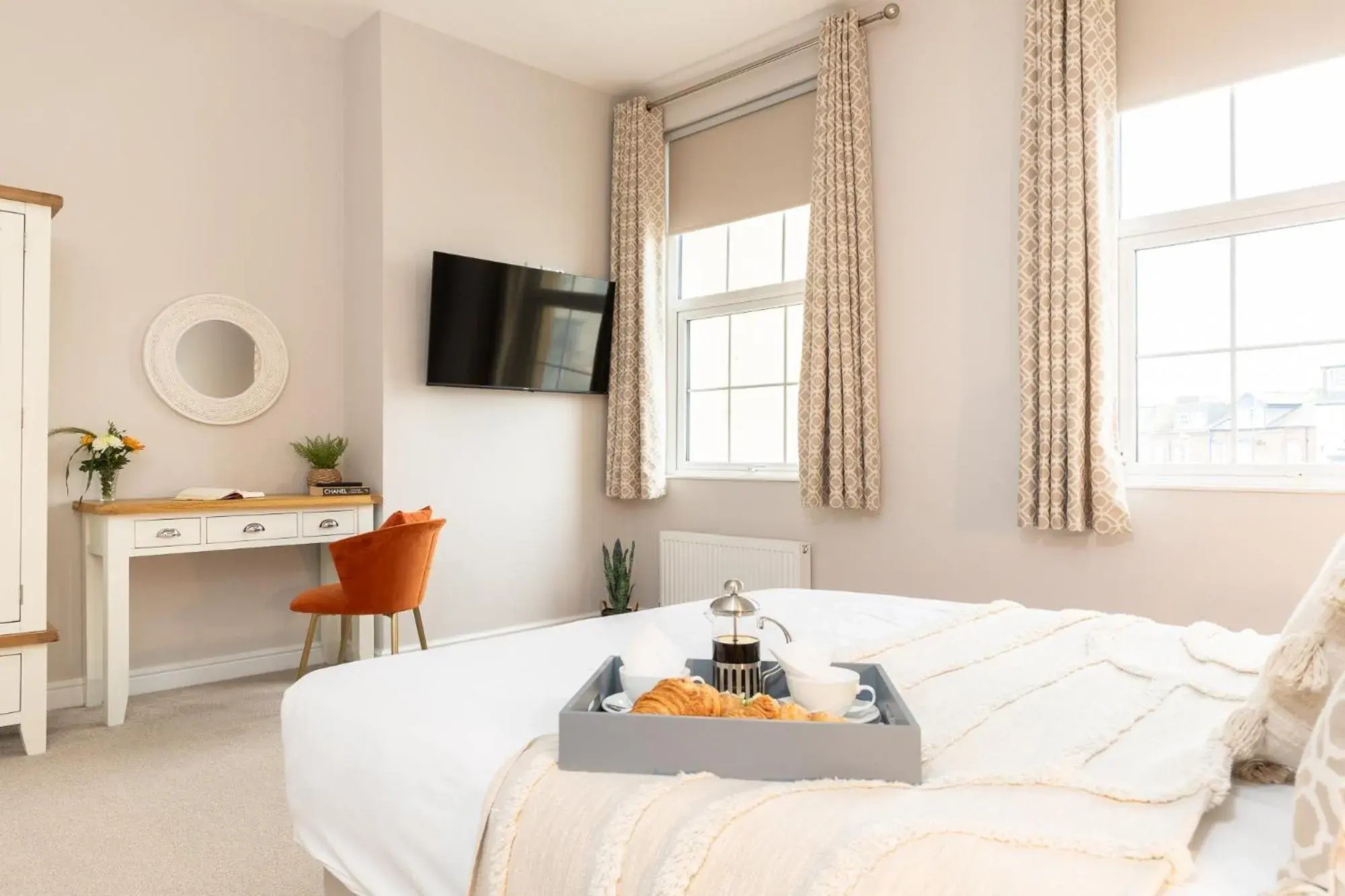 Classic Room with One Double and One Single Bunk Bed and Walk-In Shower - Non-Smoking in The Clarence Gardens Hotel, BW Signature Collection Classic Room with One Double and One Single Bunk Bed and Walk-In Shower - Non-Smoking in The Clarence Gardens Hotel, BW Signature Collection
