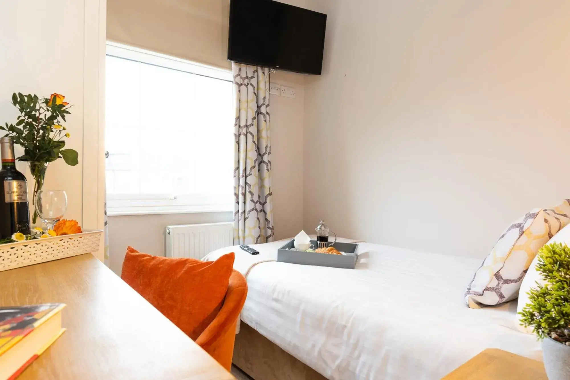 Cozy Single Room with Walk-In Shower - Non-Smoking in The Clarence Gardens Hotel, BW Signature Collection Cozy Single Room with Walk-In Shower - Non-Smoking in The Clarence Gardens Hotel, BW Signature Collection