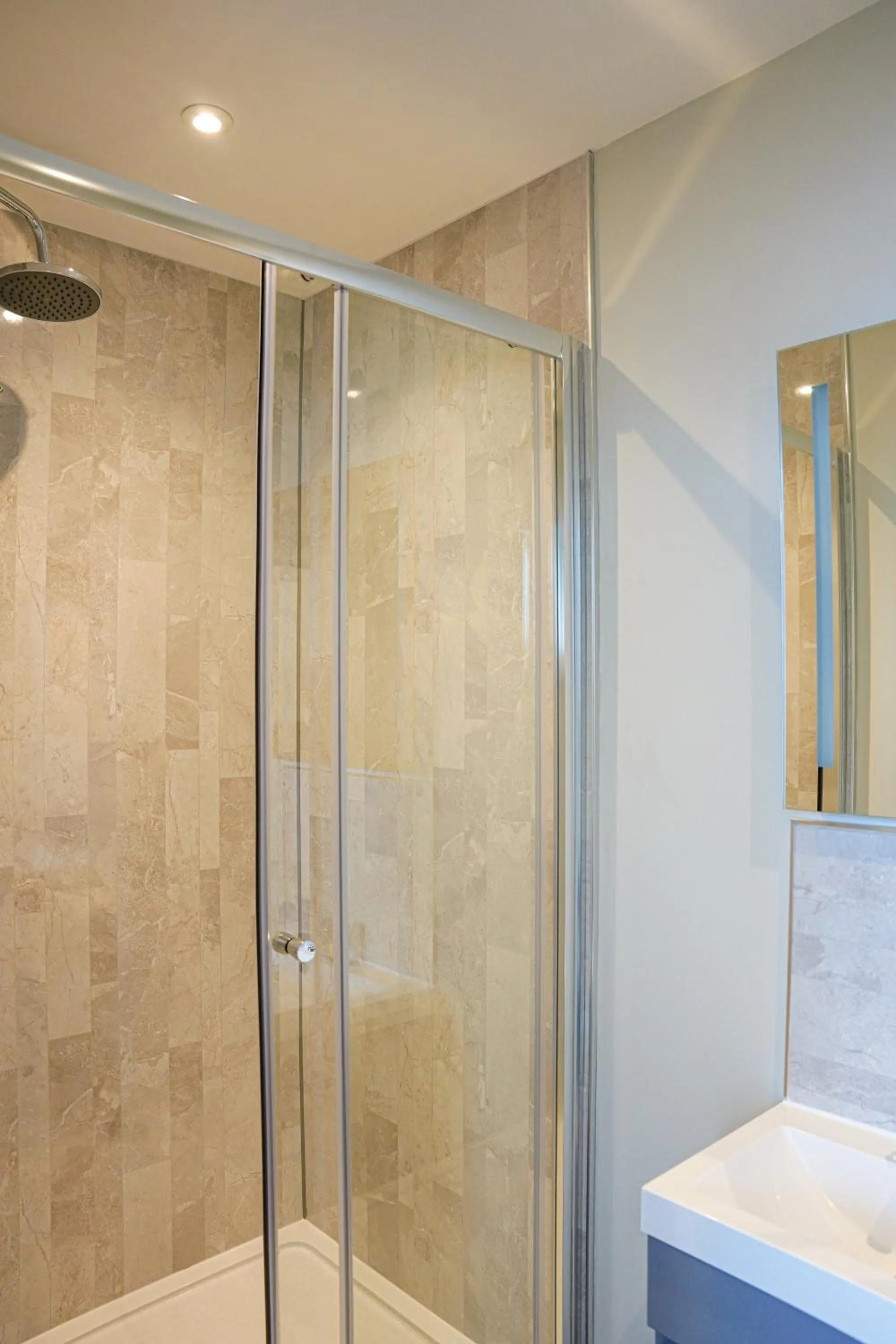 Shower in The Clarence Gardens Hotel, BW Signature Collection