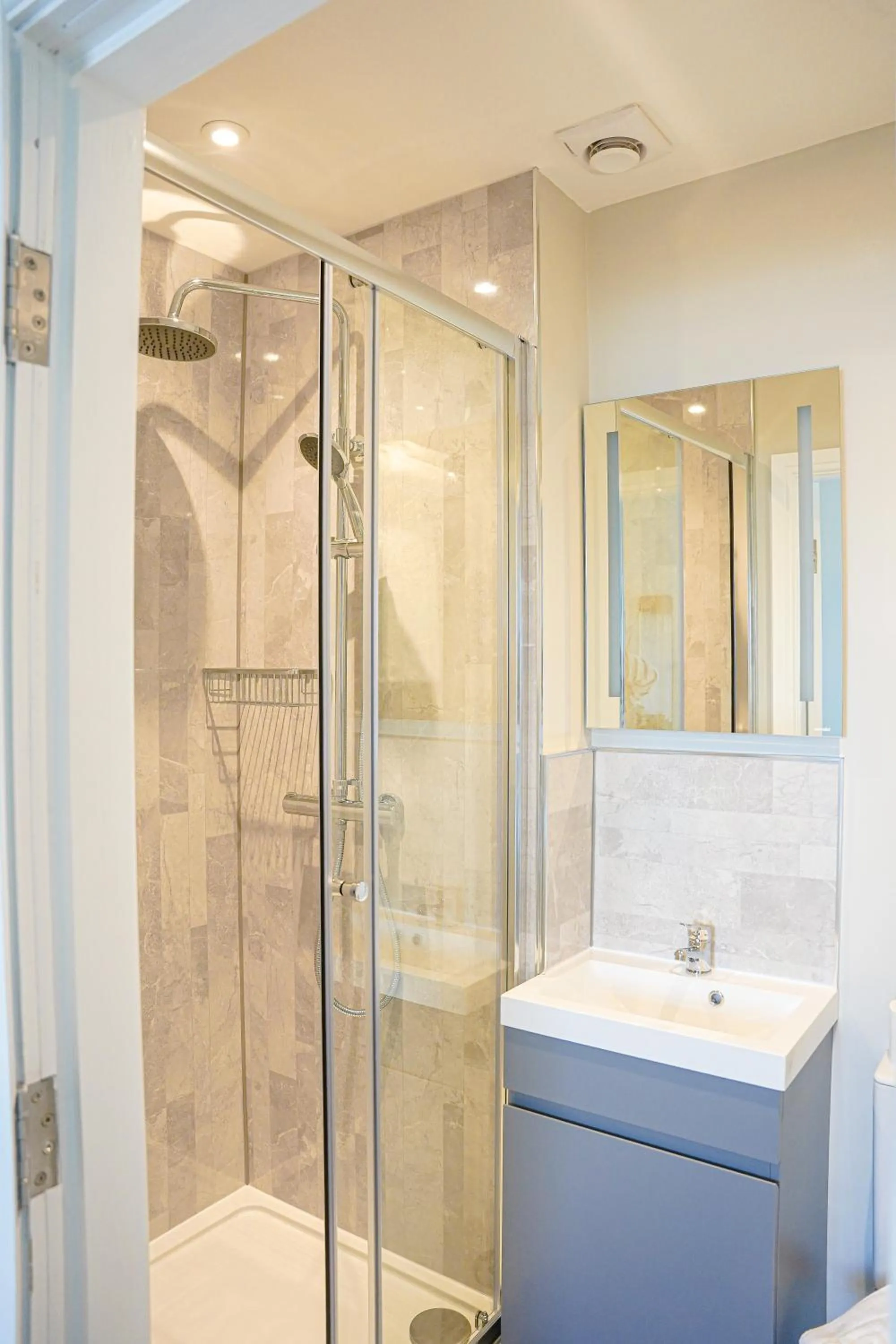 Shower in The Clarence Gardens Hotel, BW Signature Collection