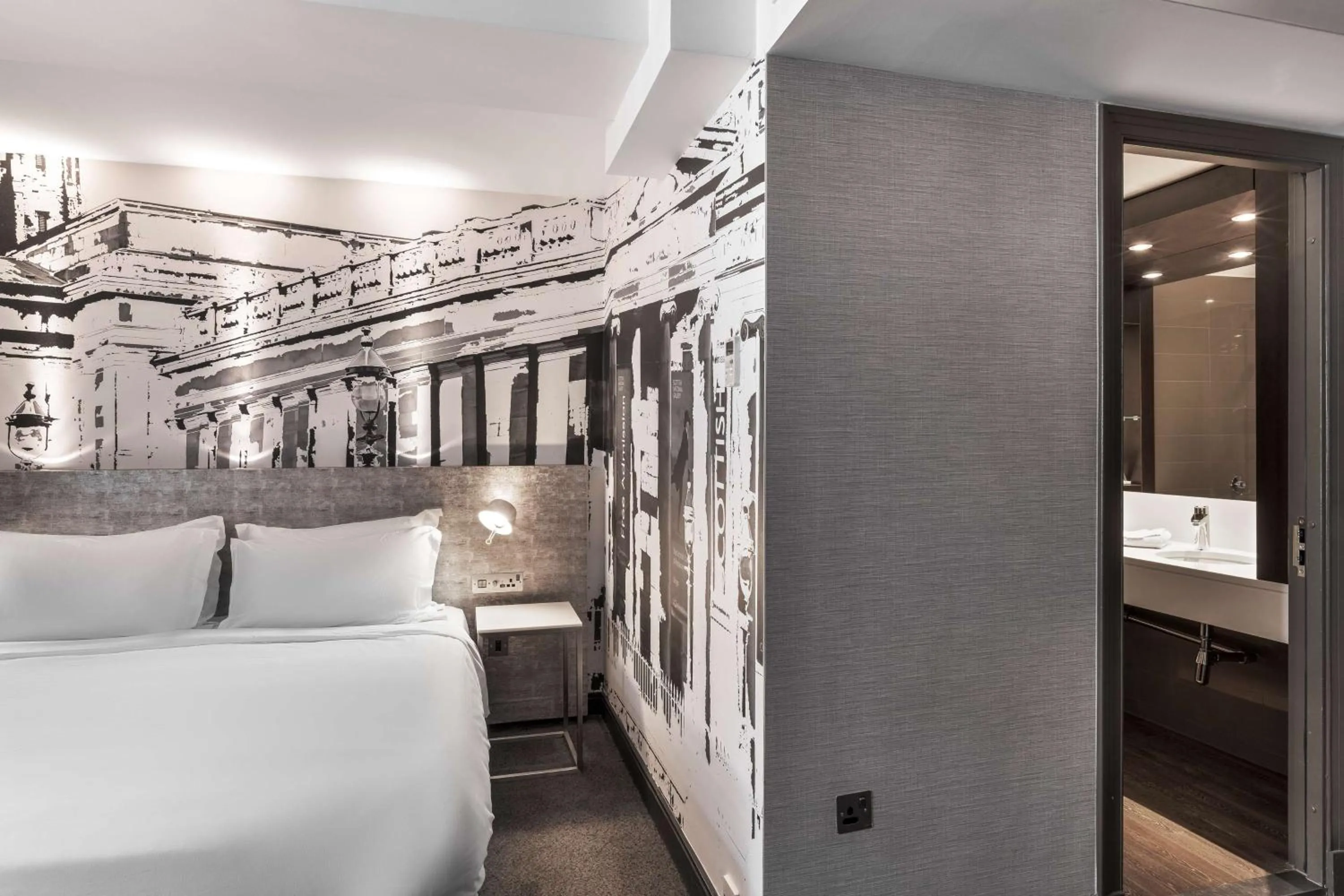 Photo of the whole room, Bed in Radisson Blu Hotel, Edinburgh City Centre