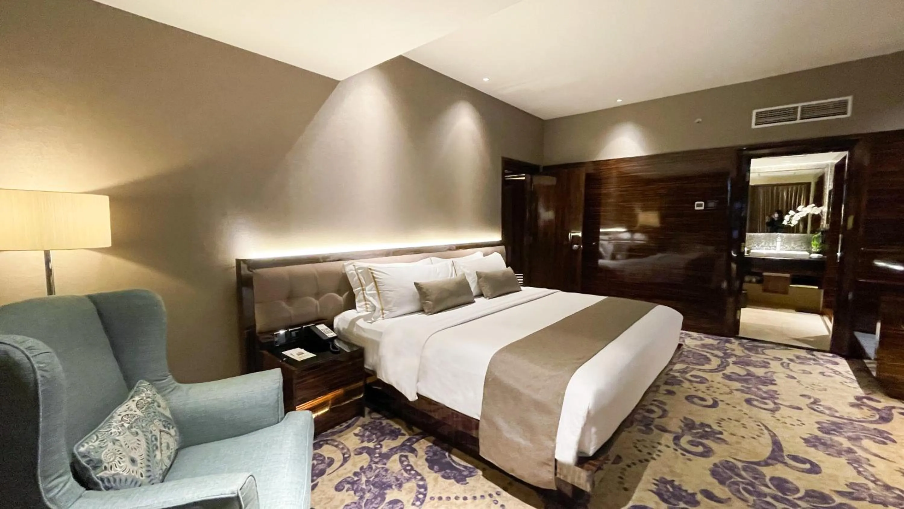 Communal lounge/ TV room, Bed in The Arista Hotel Palembang