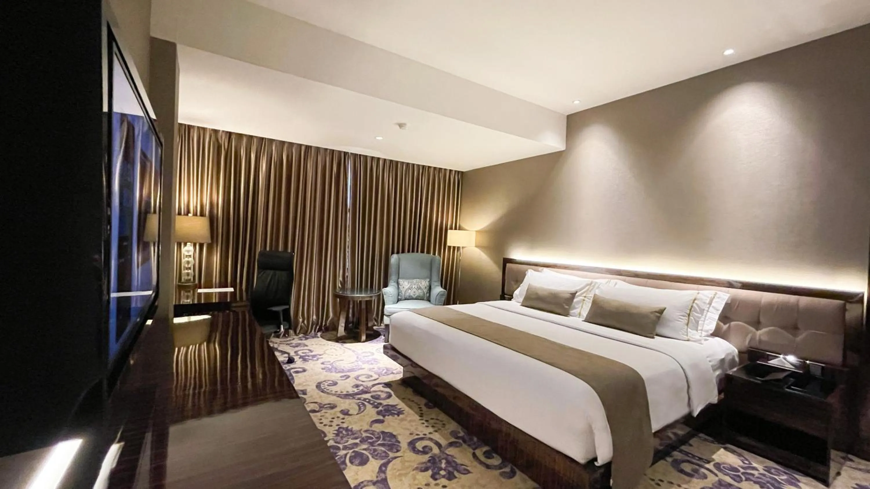 Communal lounge/ TV room, Bed in The Arista Hotel Palembang