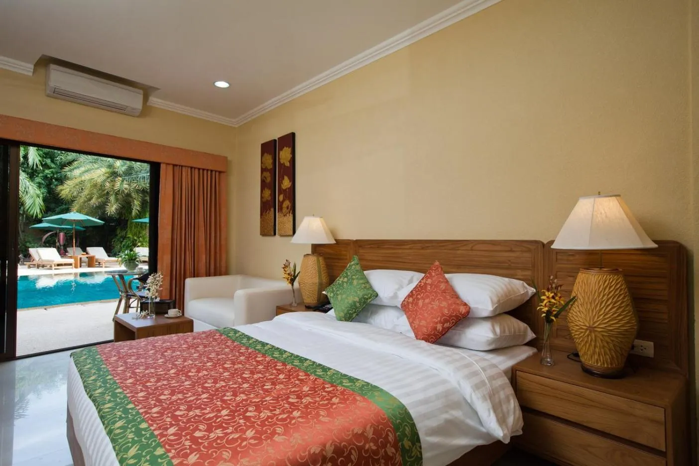 Pool view, Bed in Baan Souy Resort