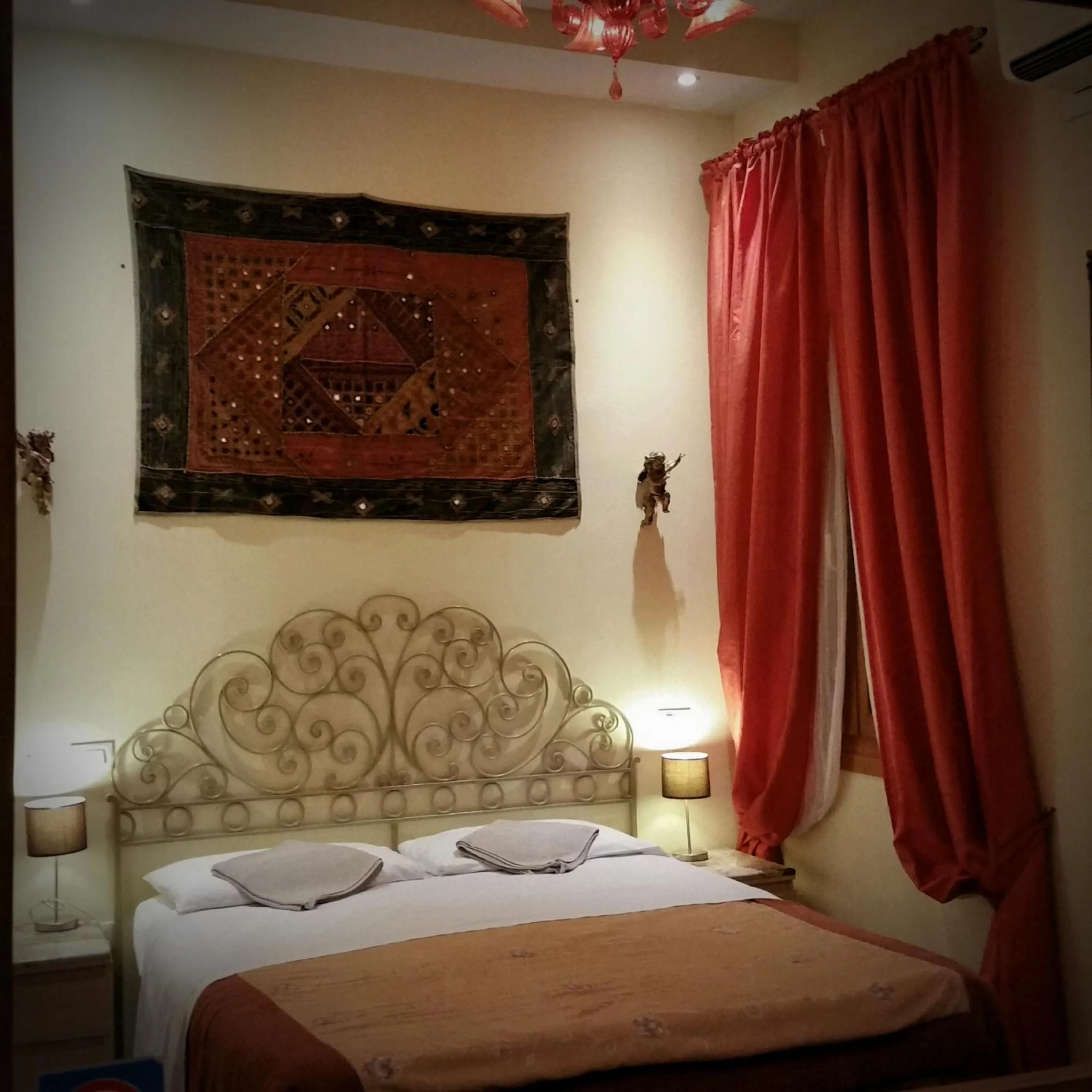 Photo of the whole room, Bed in B&B Venice 1964