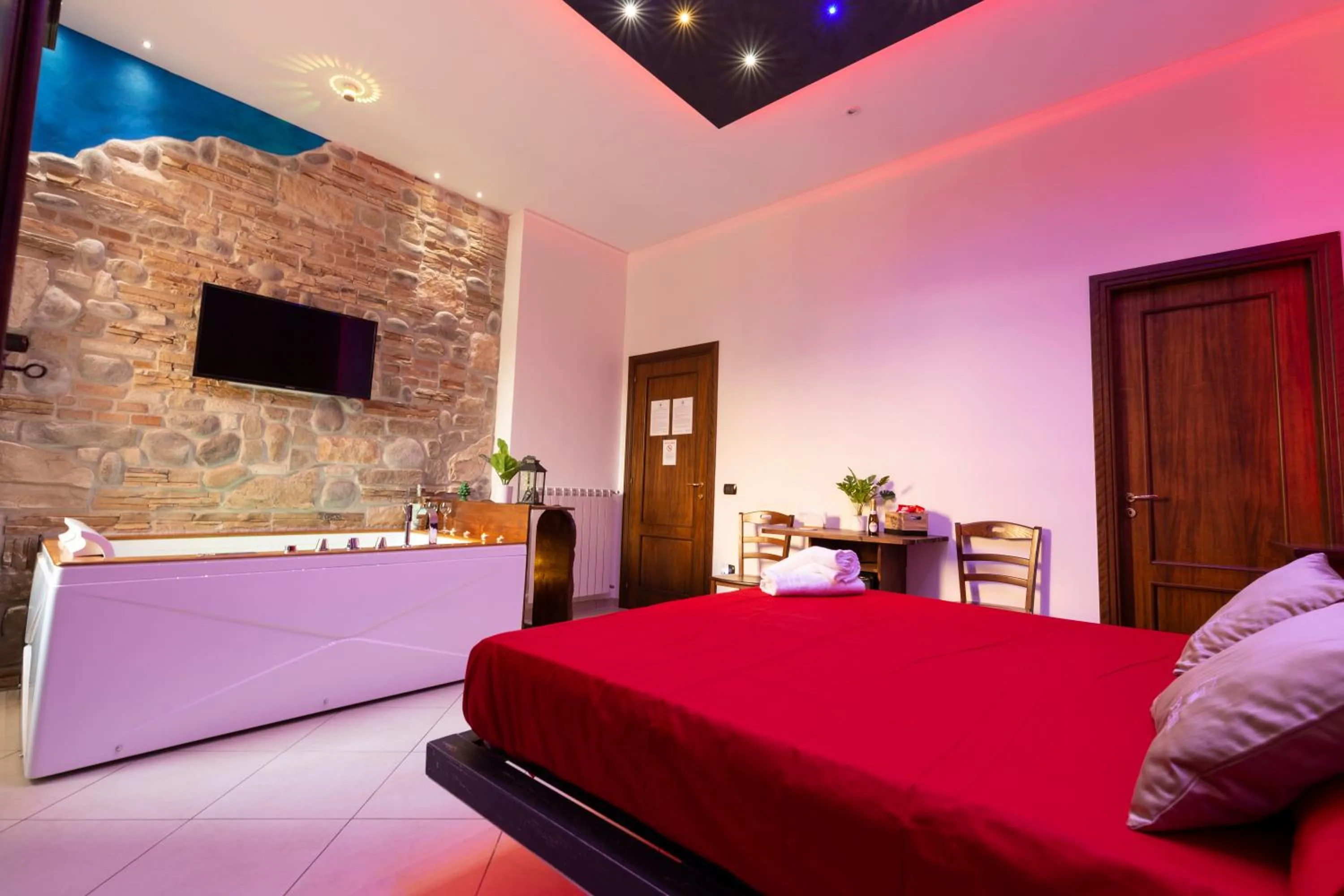Bed in Pompei Luxury Rooms