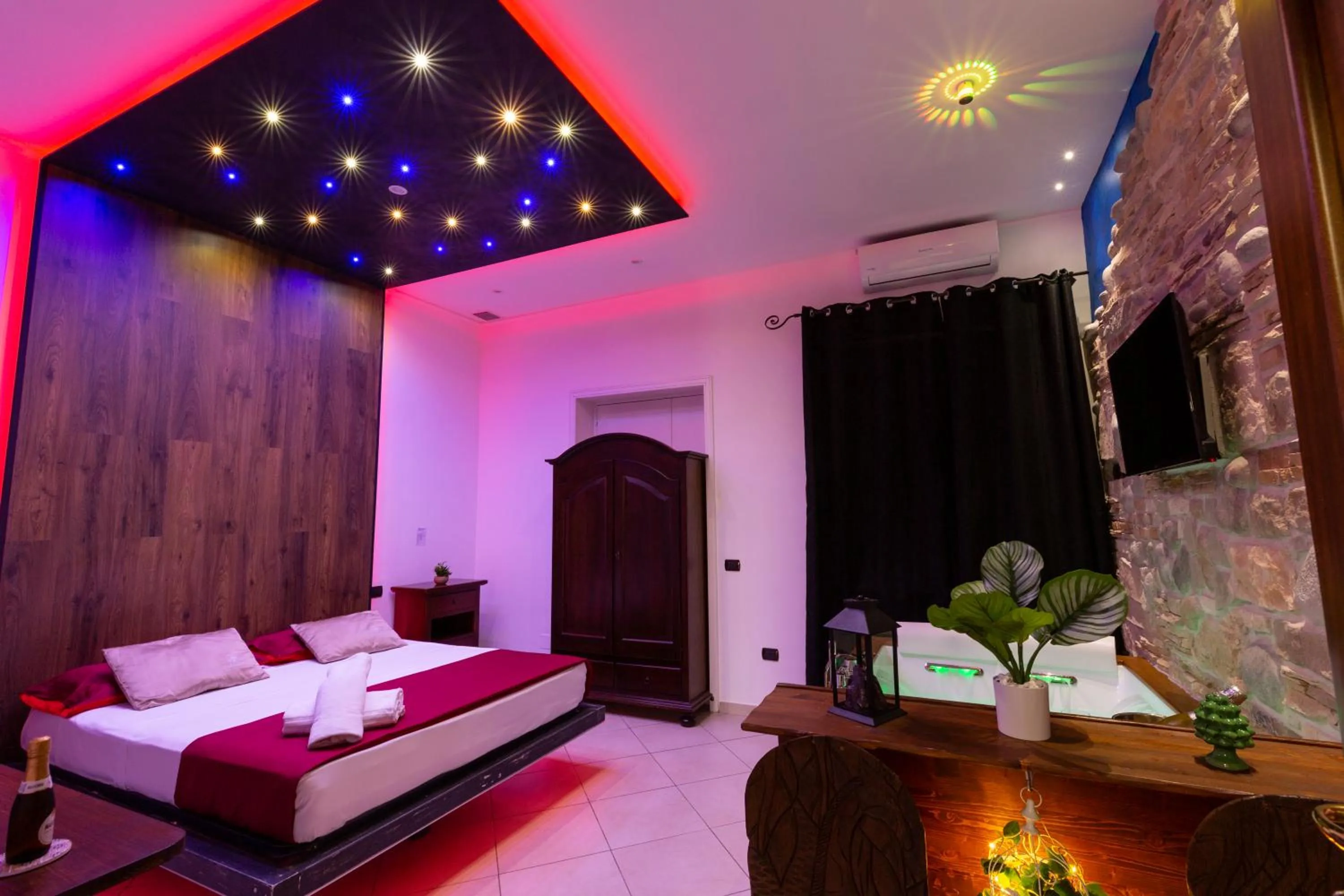 Bed in Pompei Luxury Rooms