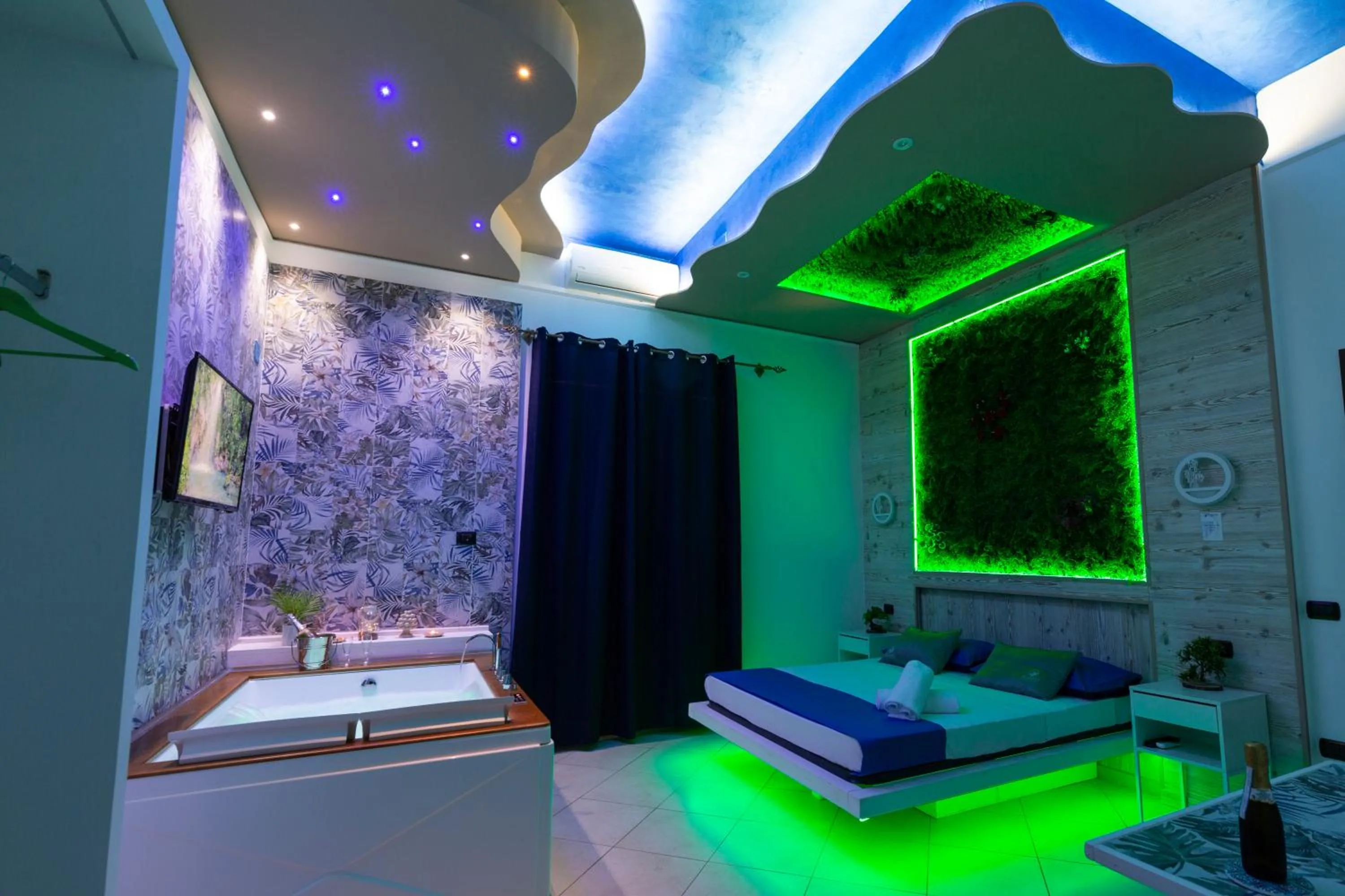 Bed in Pompei Luxury Rooms