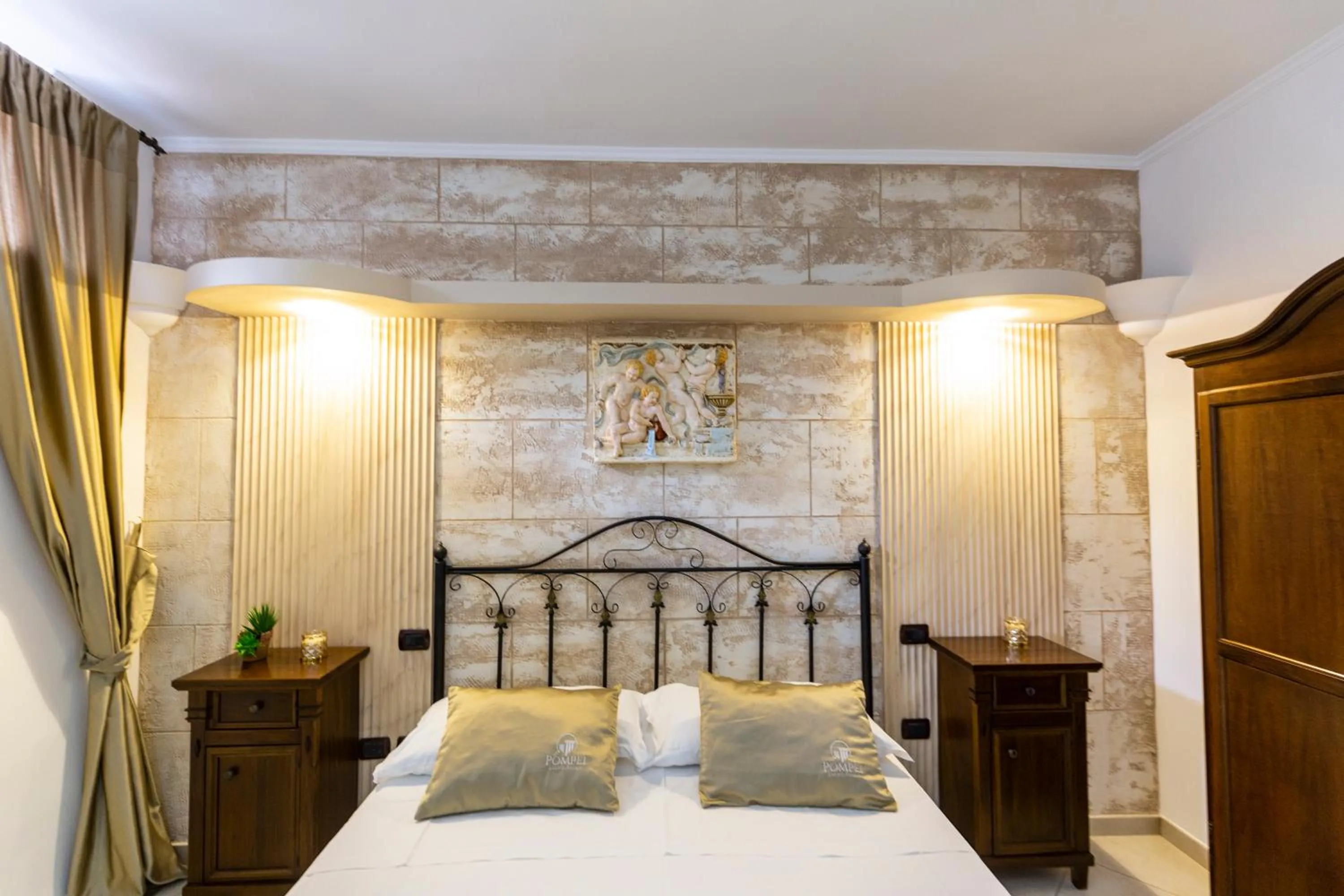 Bed in Pompei Luxury Rooms
