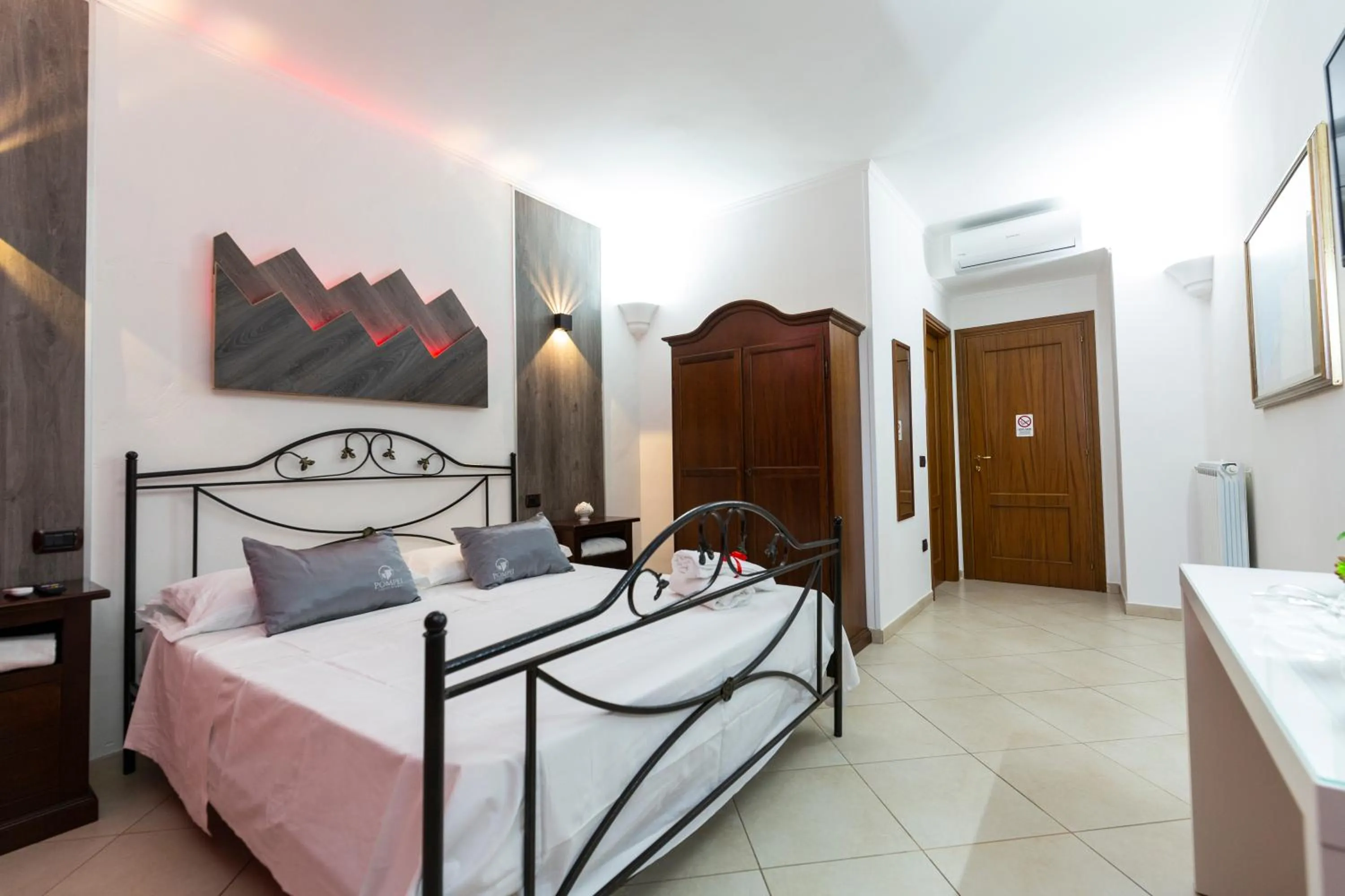 Bed in Pompei Luxury Rooms
