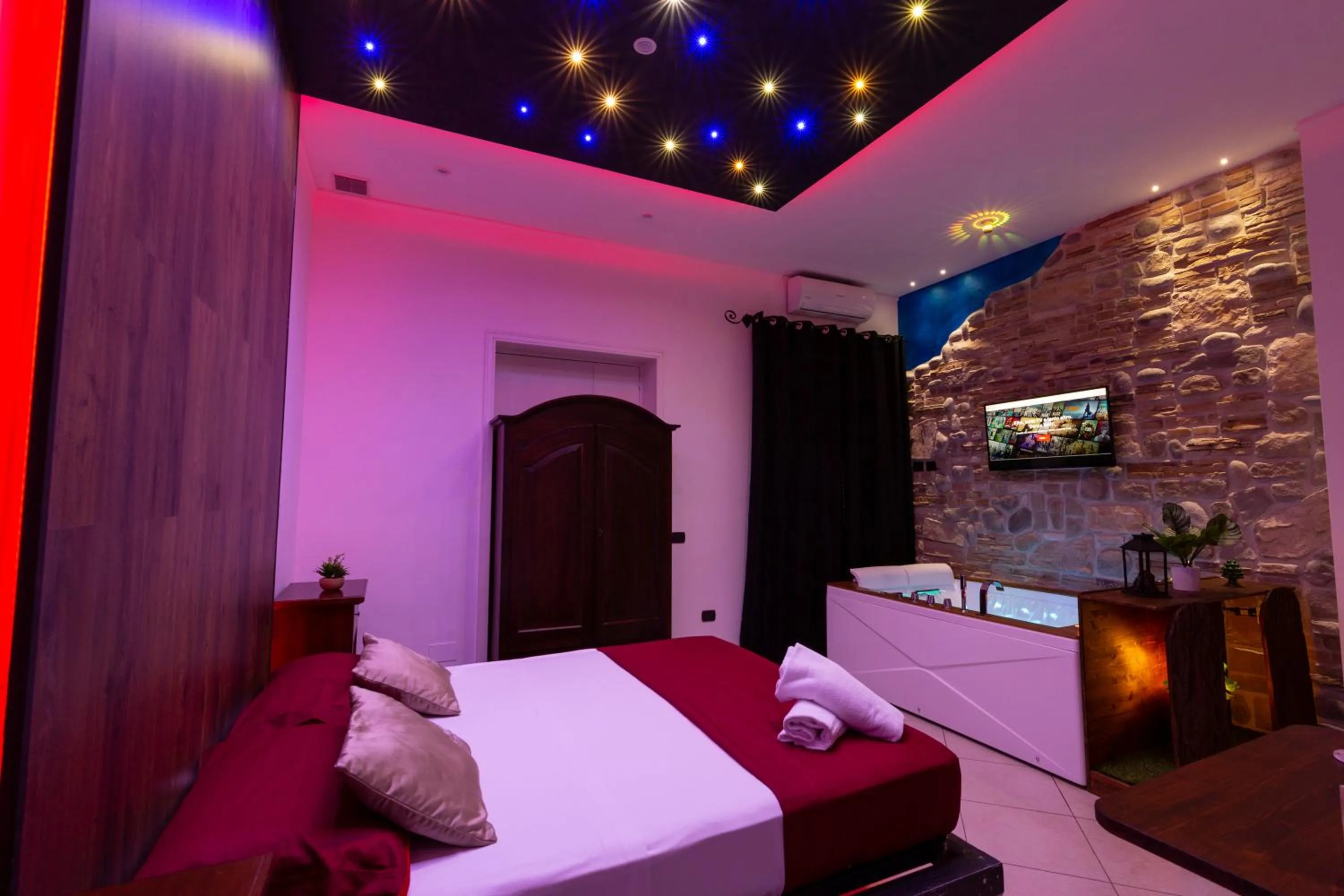 Bed in Pompei Luxury Rooms